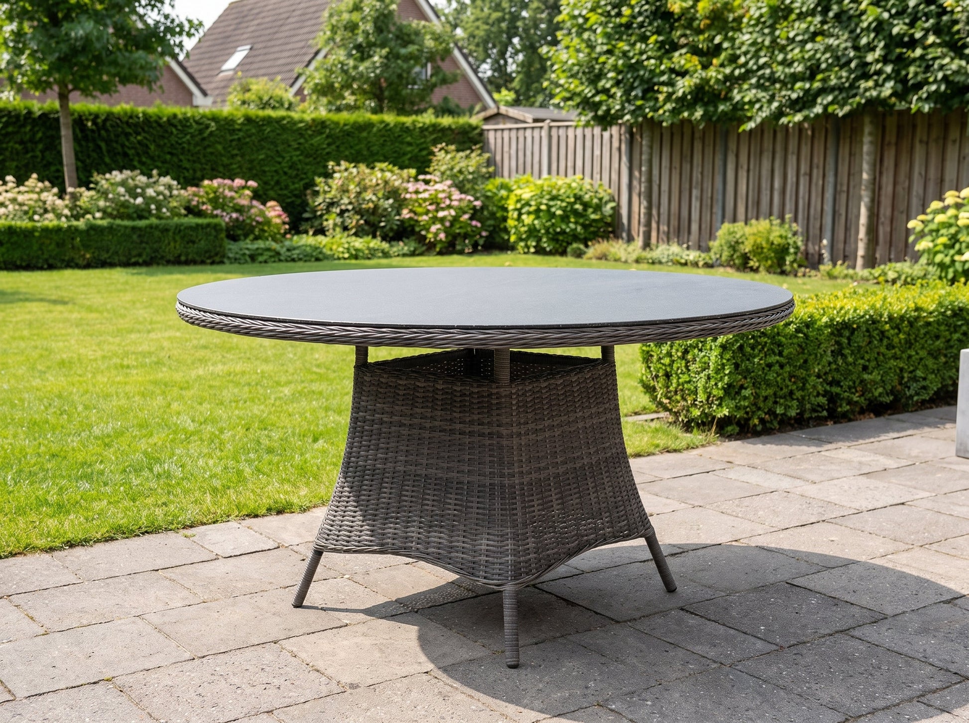 Brasil Ronde Tuintafel 120 cm - Spraystone / Kobo Grey in een sfeervolle tuin - Outnest tuinmeubelen