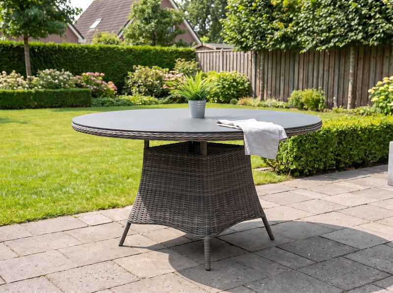Brasil Ronde Tuintafel 120 cm - Spraystone / Kobo Grey in een sfeervolle tuin - Outnest tuinmeubelen