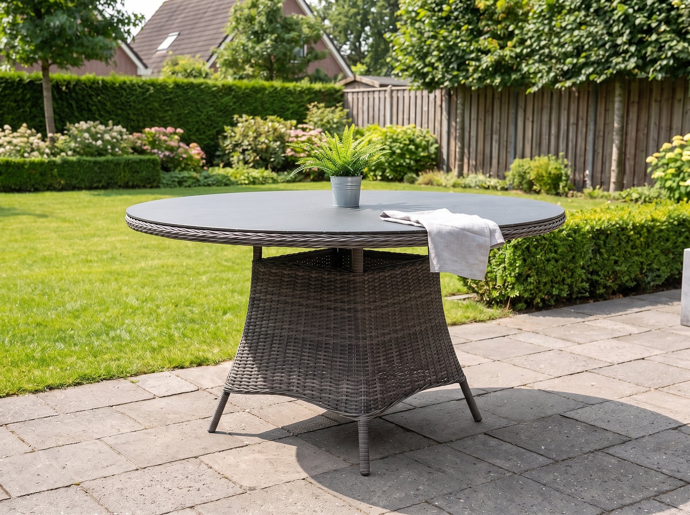 Brasil ronde tuintafel 120 spraystone Natural Grey - sfeerbeeld op terras - Outnest