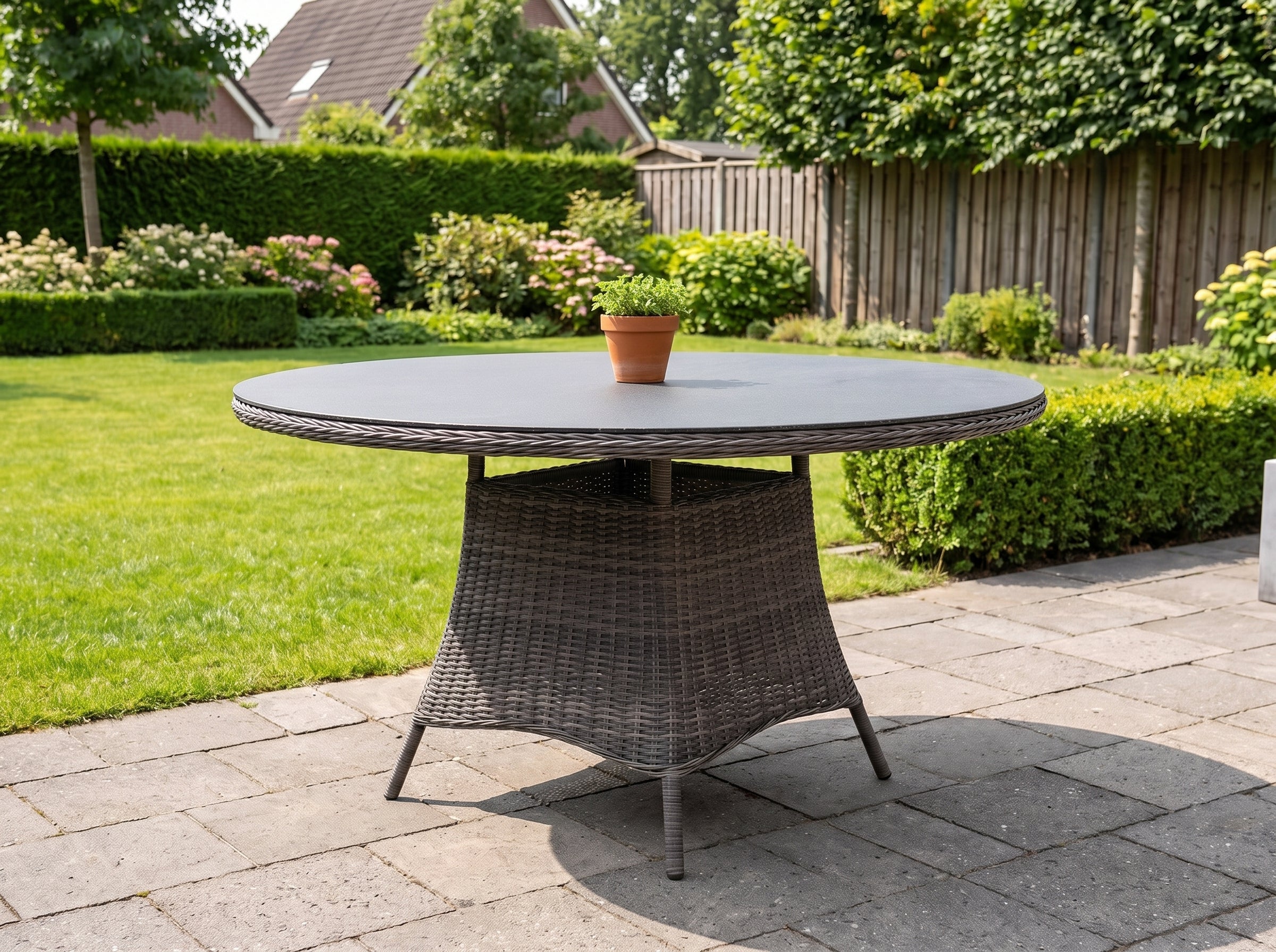 Brasil Ronde Tuintafel 120 cm - Spraystone / Kobo Grey in een sfeervolle tuin - Outnest tuinmeubelen