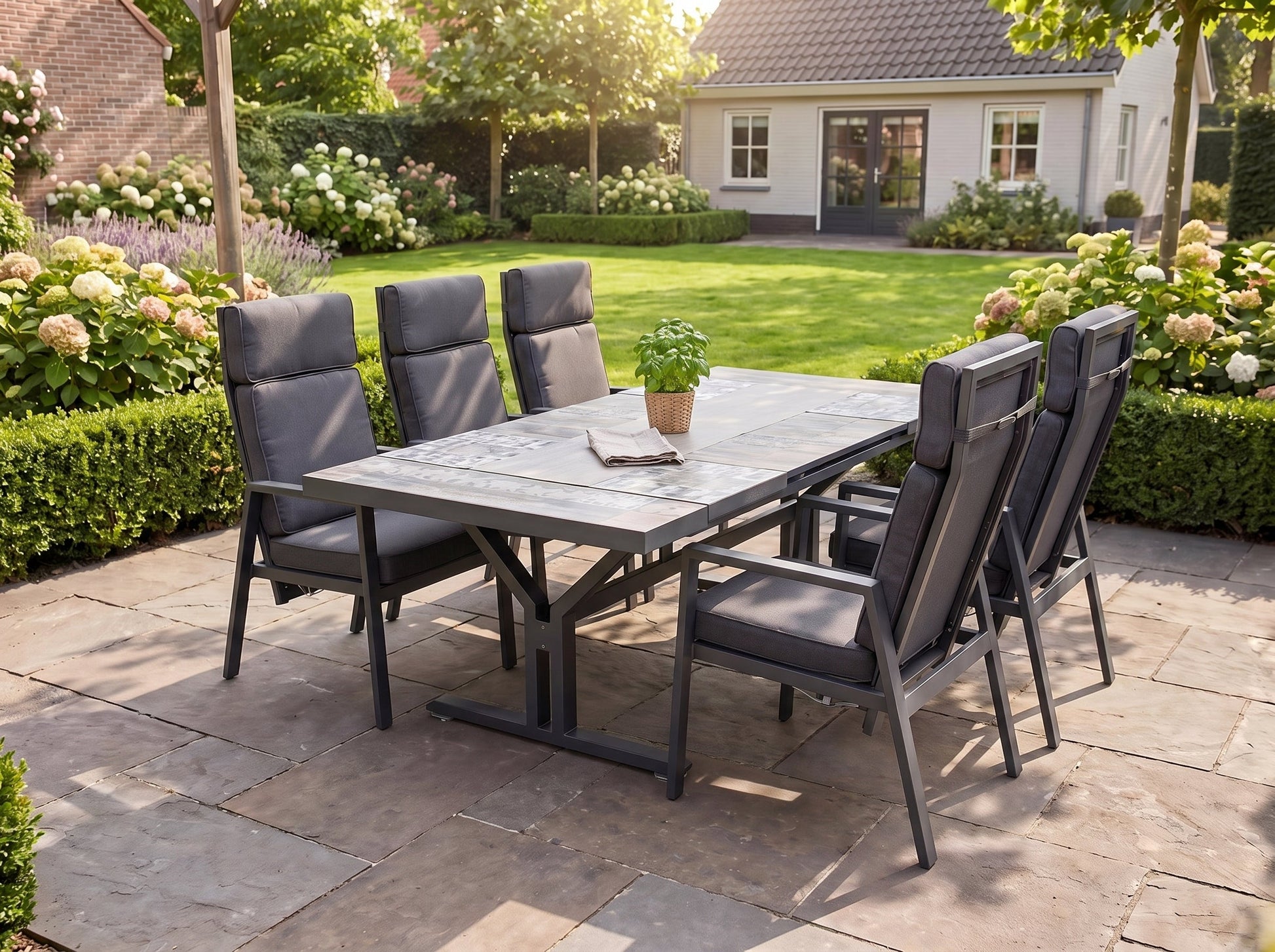 Bressano-Birmingham Verstelbare Tuinset 6 Personen - Aluminium / Dark Grey in een sfeervolle tuin - Outnest tuinmeubelen