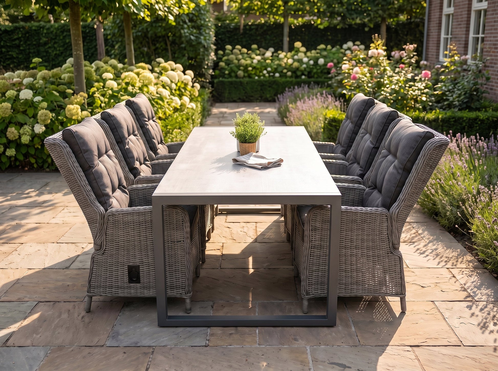 Bressano-Marling Verstelbare Tuinset 6 Personen - Aluminium / Natural Grey in een sfeervolle tuin - Outnest tuinmeubelen