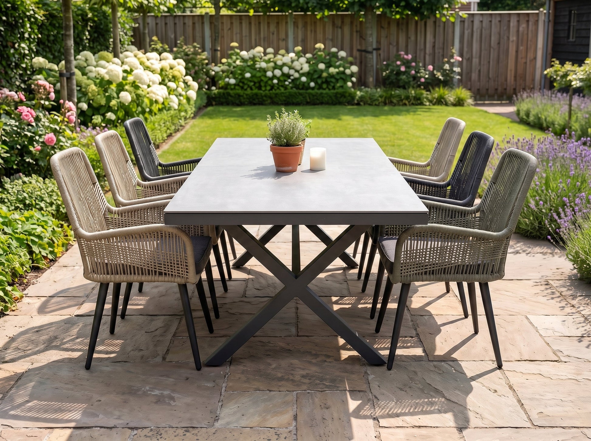 Bressano-Villenova Tuinset 6 Personen - Aluminium / Anthracite / Faded Sand / Olive Green in een sfeervolle tuin - Outnest
