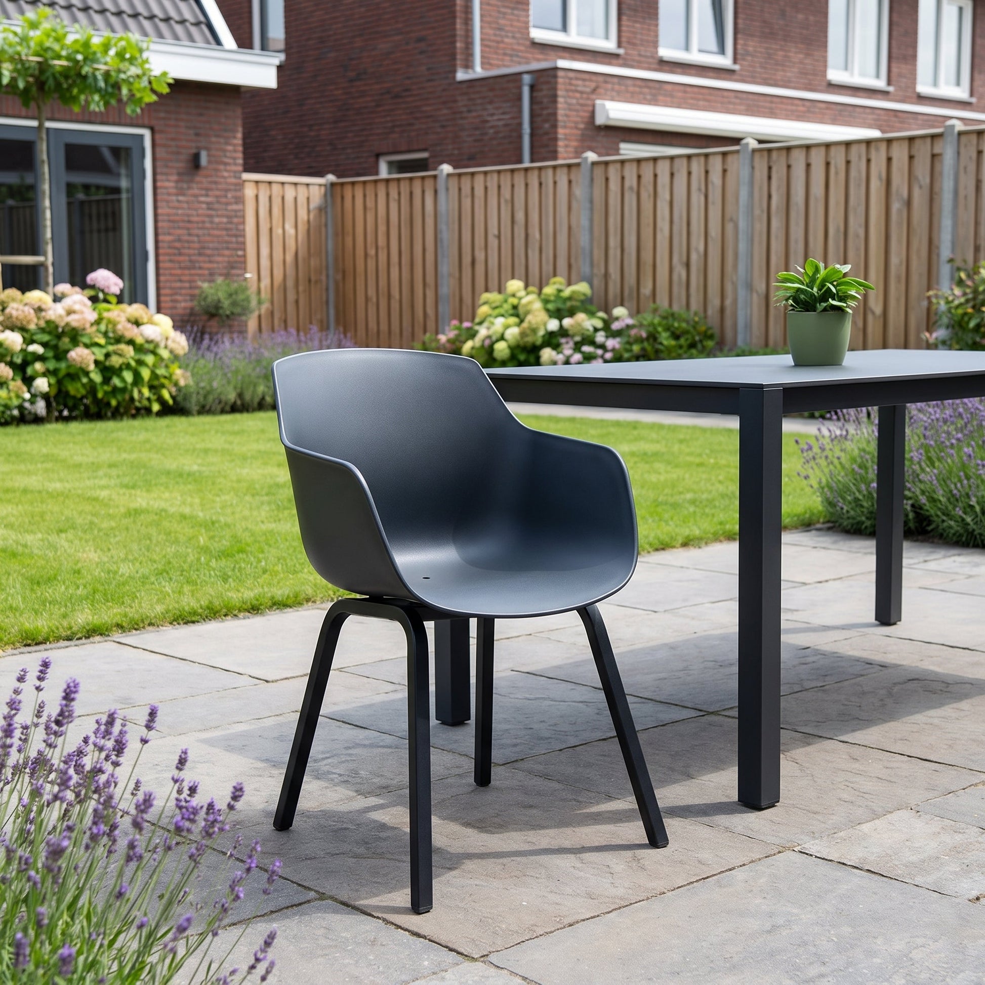 Bristol Tuinstoel | Dining - Anthracite in een sfeervolle tuin - Outnest tuinmeubelen