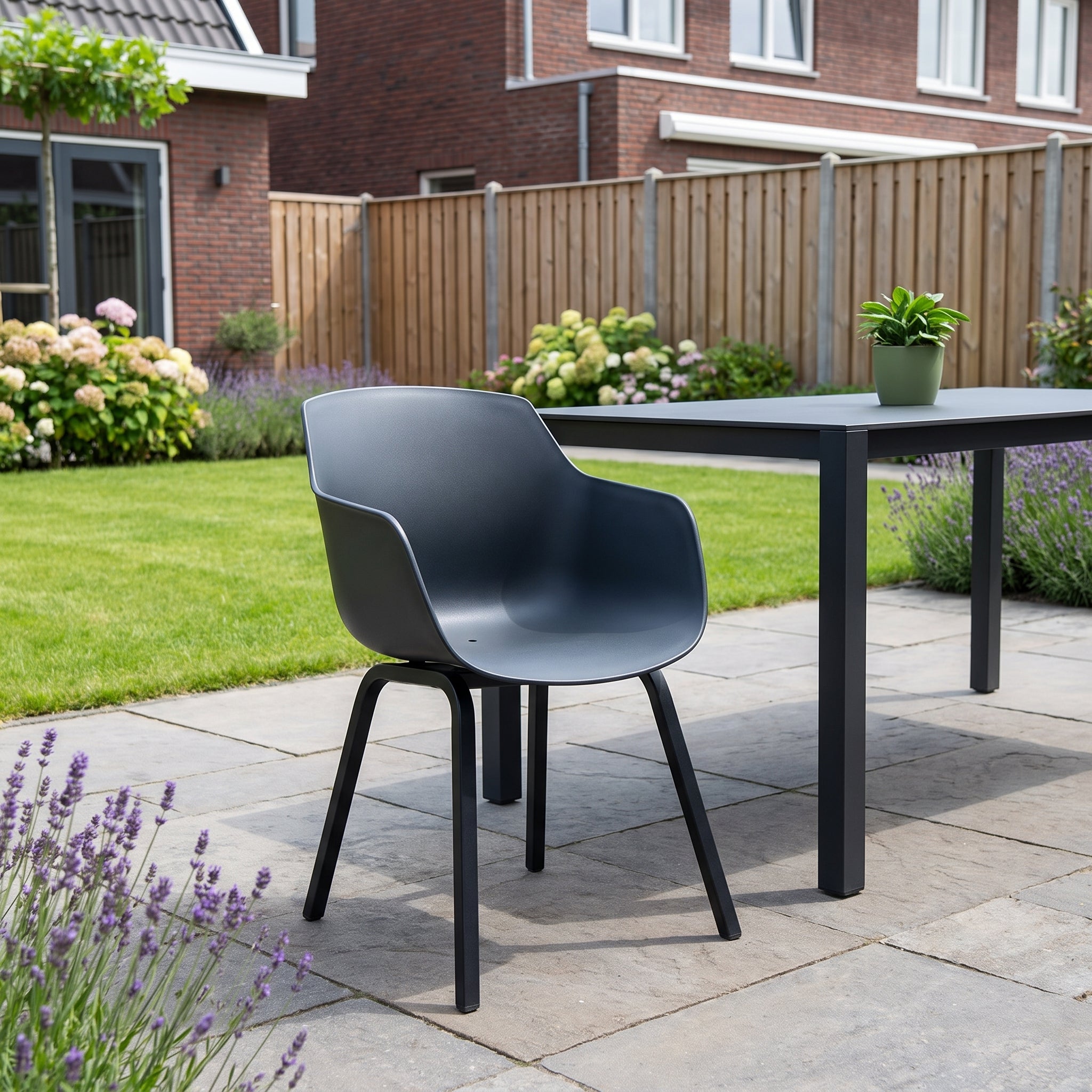 Bristol Tuinstoel | Dining - Anthracite in een sfeervolle tuin - Outnest tuinmeubelen