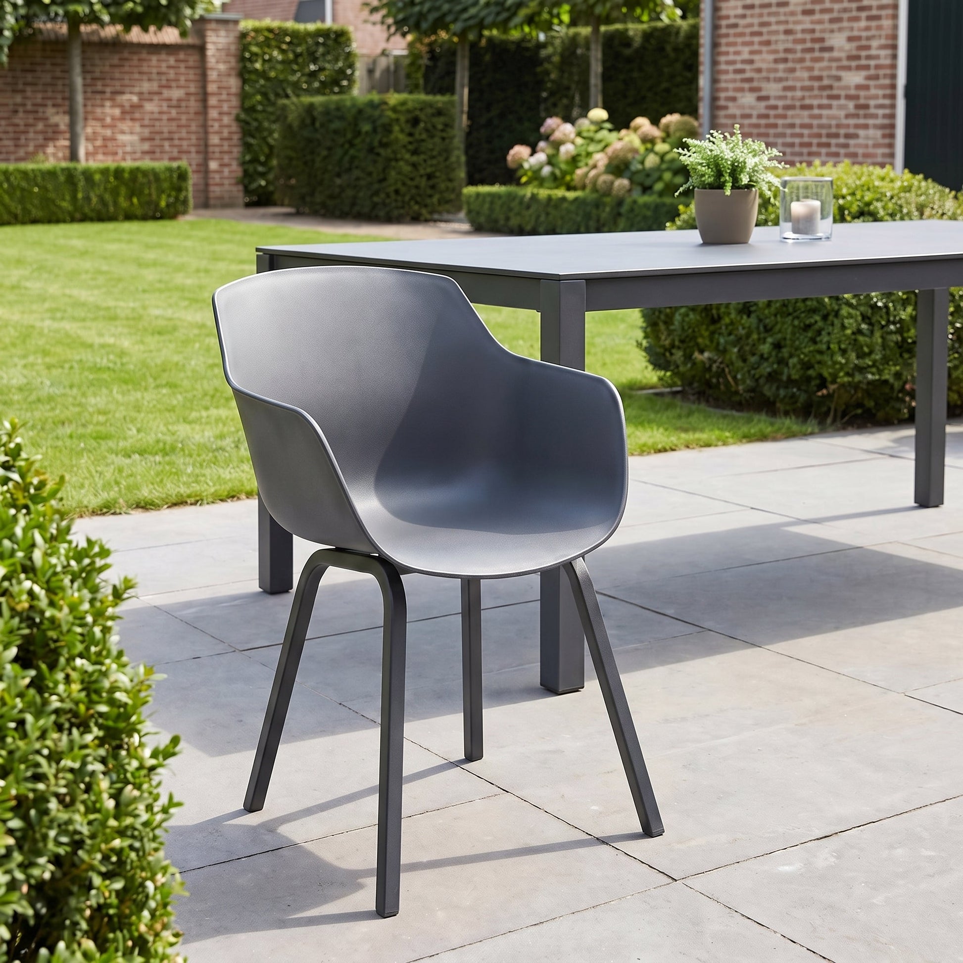 Bristol Tuinstoel | Dining - Anthracite in een sfeervolle tuin - Outnest tuinmeubelen