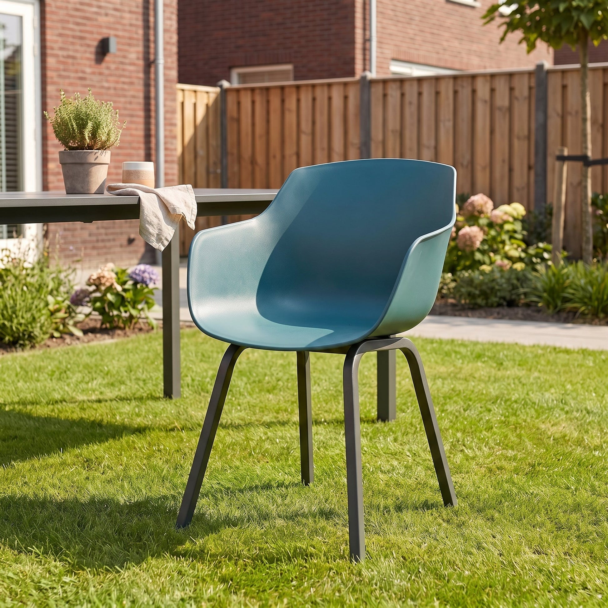Bristol Tuinstoel | Dining - Green in een sfeervolle tuin - Outnest tuinmeubelen