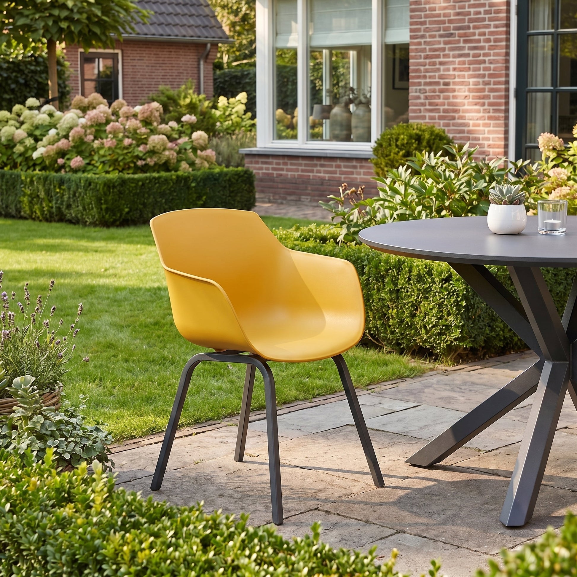 Bristol Tuinstoel | Dining - Yellow in een sfeervolle tuin - Outnest tuinmeubelen
