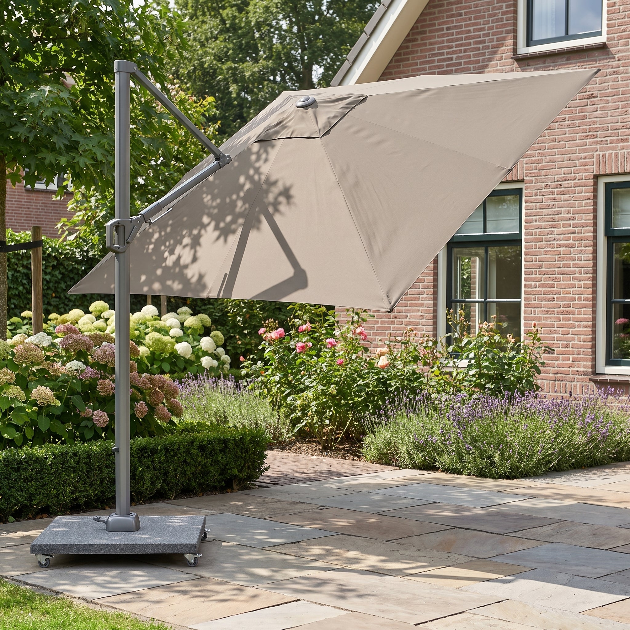 Zweefparasol met granieten voet op zwenkwielen op een terras