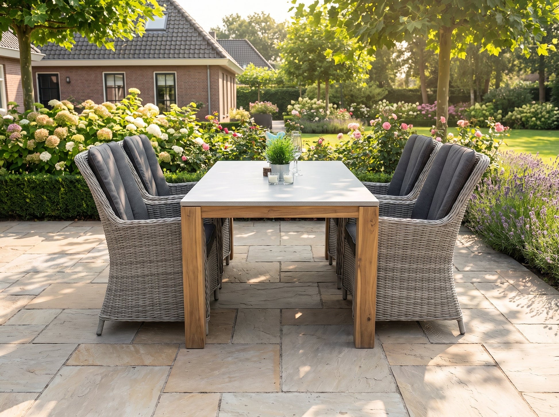Cancun-Avalon Tuinset 4 Personen - Polystone / Natural Grey in een sfeervolle tuin - Outnest tuinmeubelen