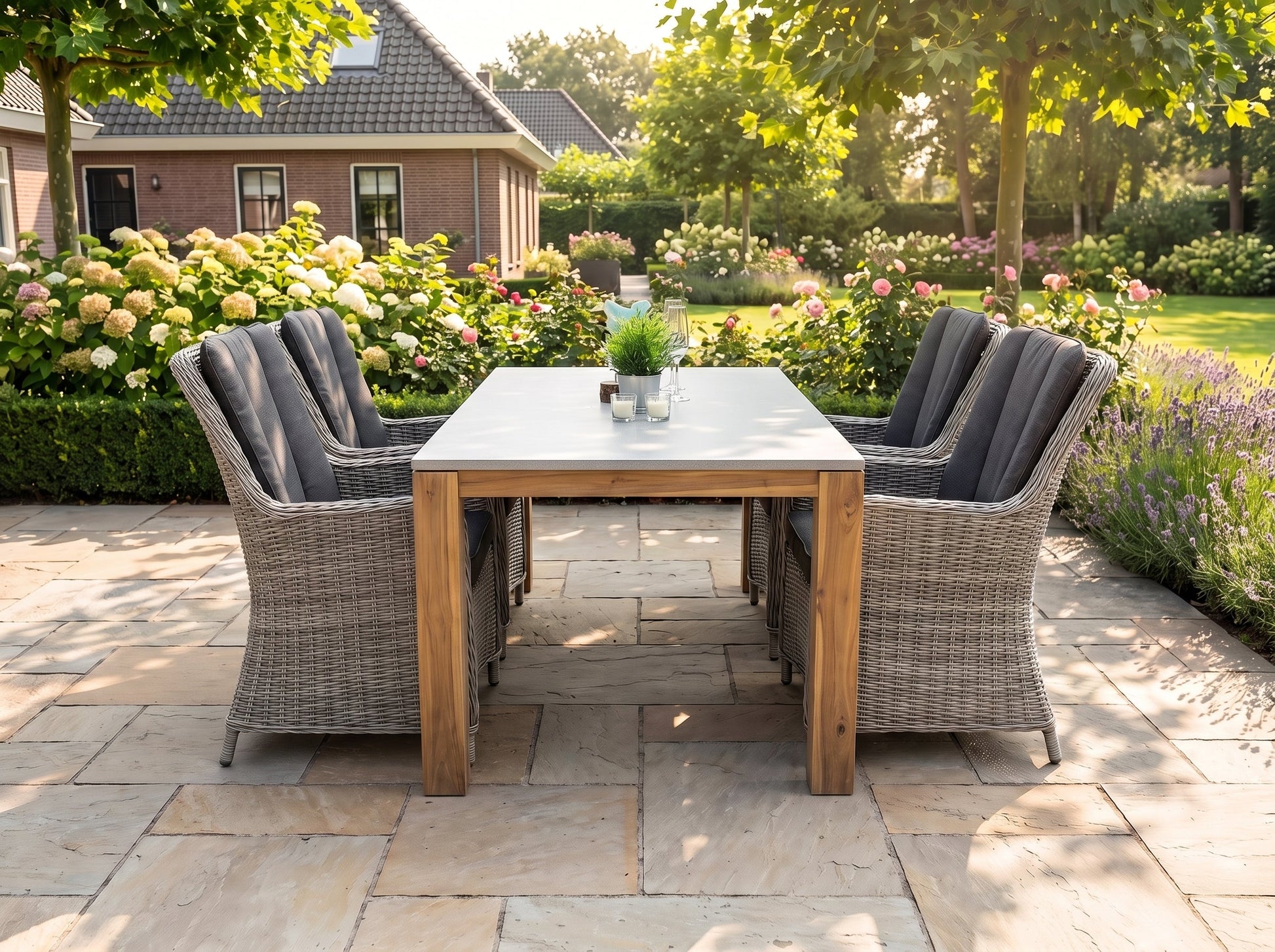 Cancun-Avalon Tuinset 4 Personen - Polystone / Natural Grey in een sfeervolle tuin - Outnest tuinmeubelen