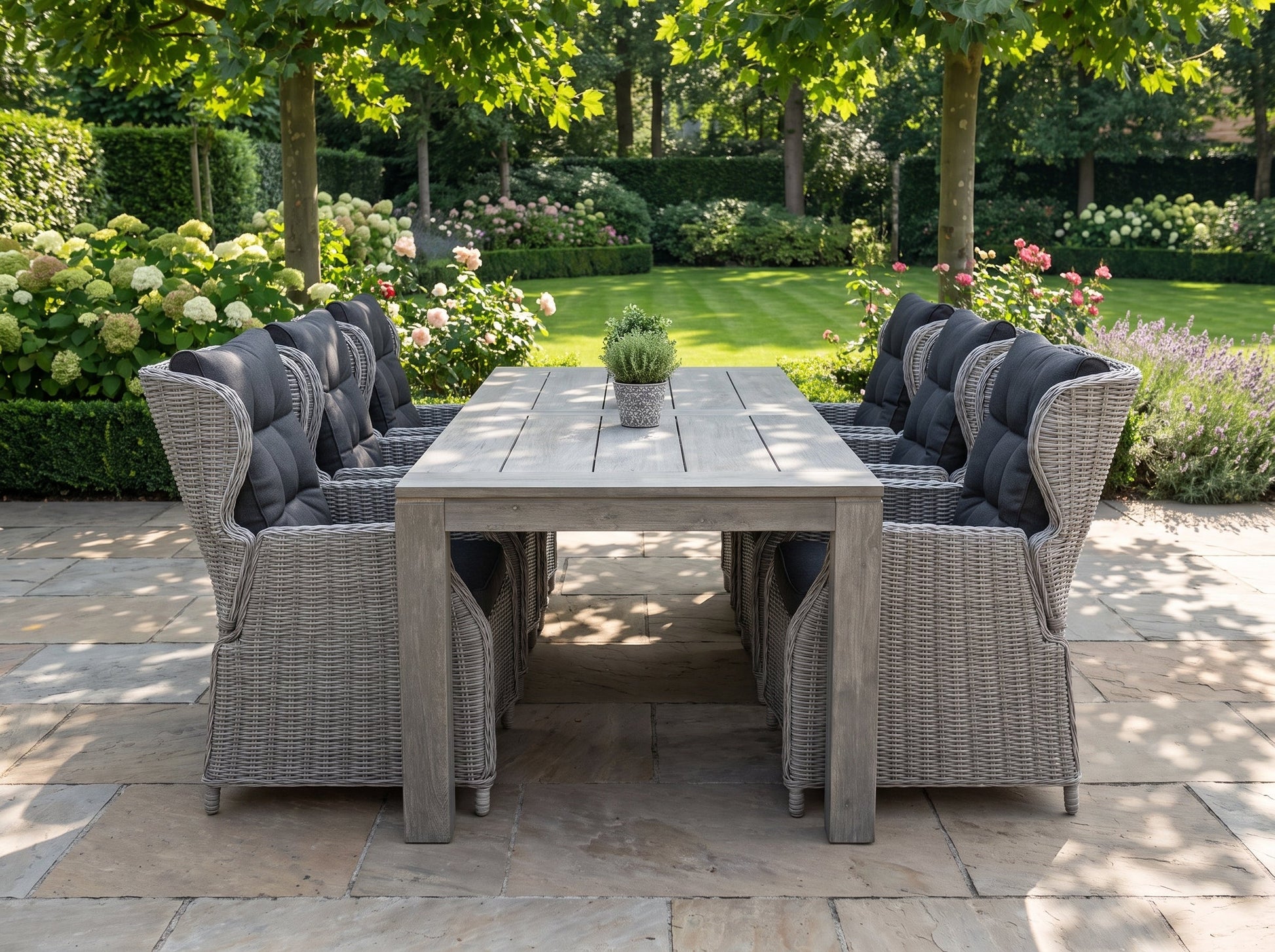 Cancun-Barcelona Verstelbare Tuinset 6 Personen - Acacia / Light Kobo Grey in een sfeervolle tuin - Outnest tuinmeubelen