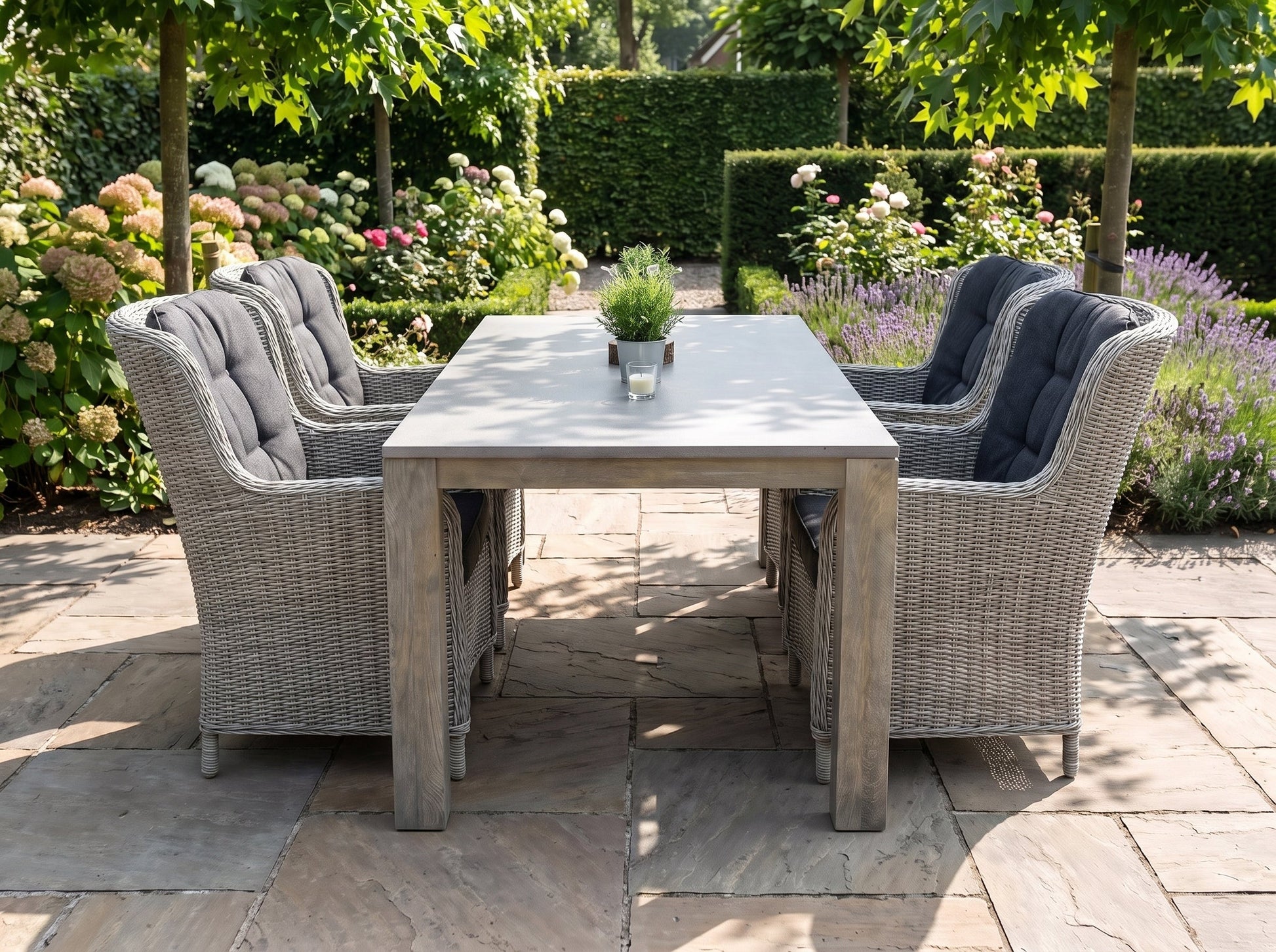 Cancun-Marina Tuinset 4 Personen - Polystone / Light Kobo Grey in een sfeervolle tuin - Outnest tuinmeubelen