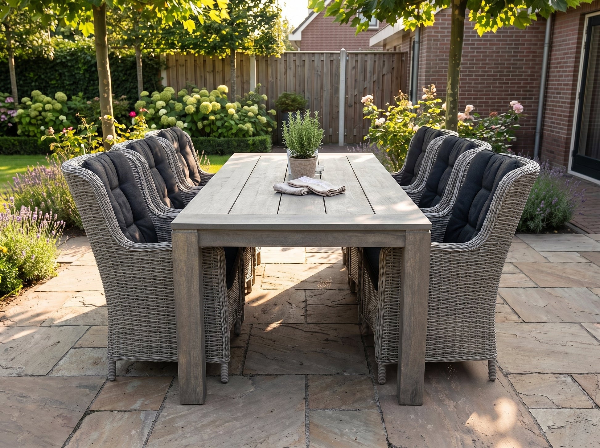 Cancun-Marina Tuinset 6 Personen - Acacia / Light Kobo Grey in een sfeervolle tuin - Outnest tuinmeubelen