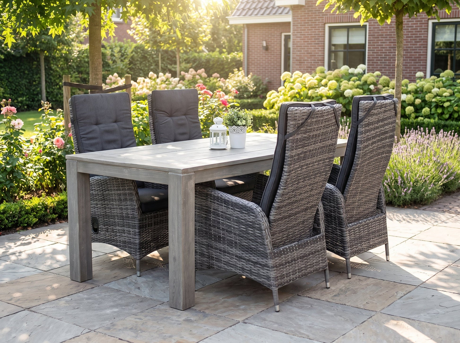 Cancun-Menorca Verstelbare Tuinset 4 Personen - Acacia / Two Tone Grey in een sfeervolle tuin - Outnest tuinmeubelen