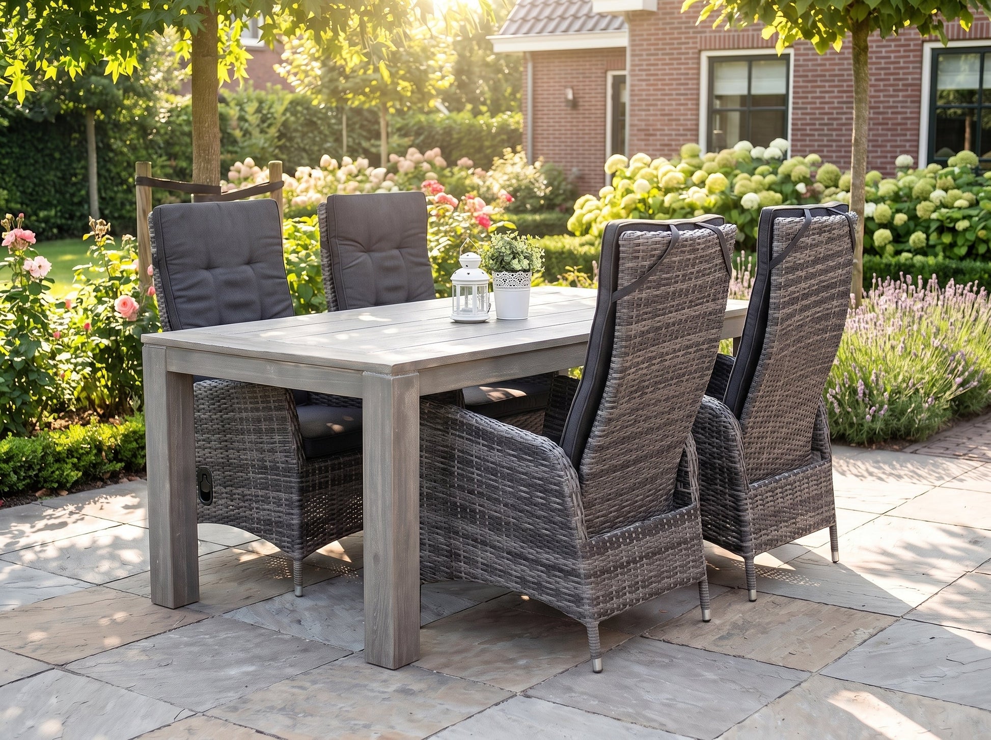 Cancun-Menorca Verstelbare Tuinset 4 Personen - Acacia / Two Tone Grey in een sfeervolle tuin - Outnest tuinmeubelen