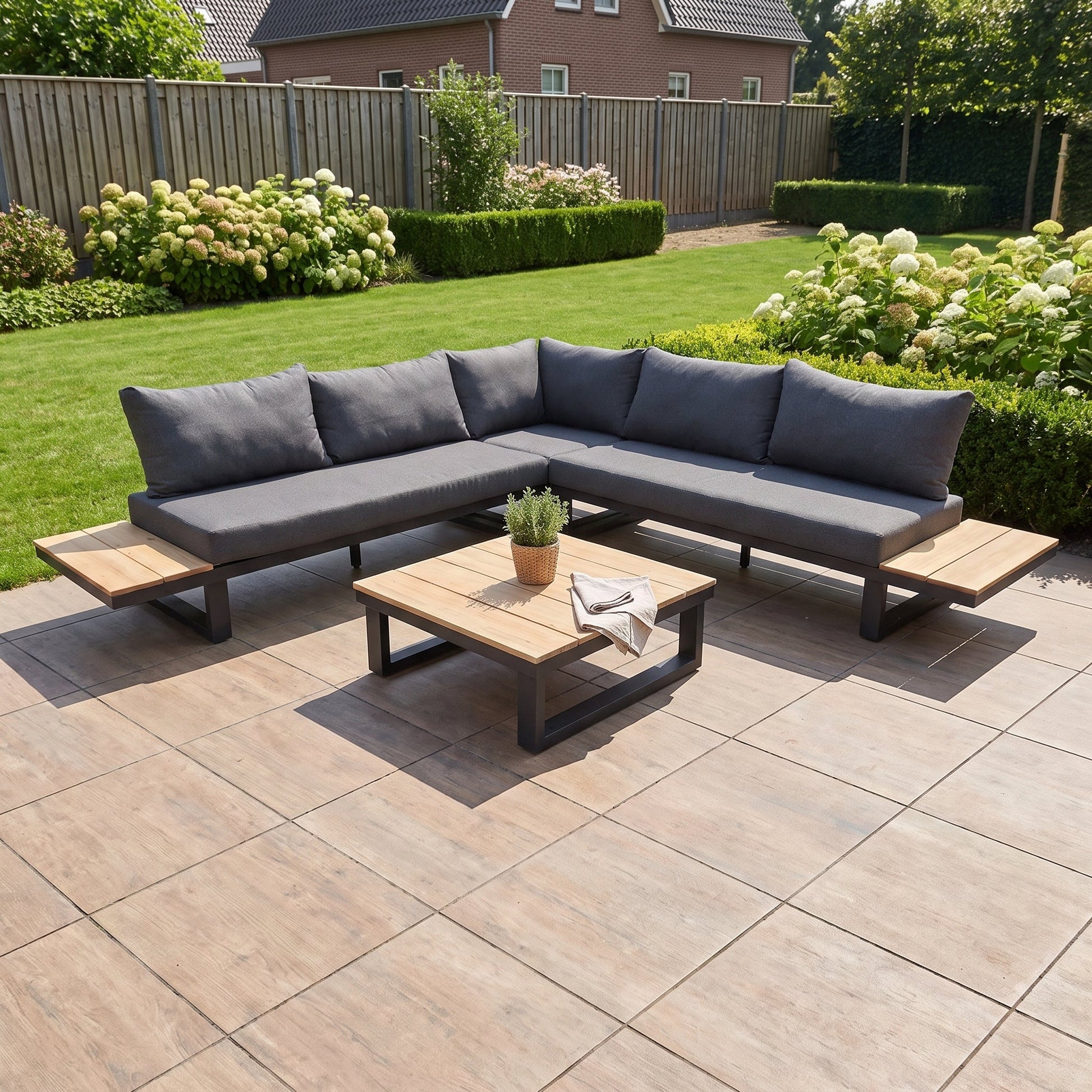 Canyon Hoek Loungeset in een sfeervolle tuin - Outnest tuinmeubelen