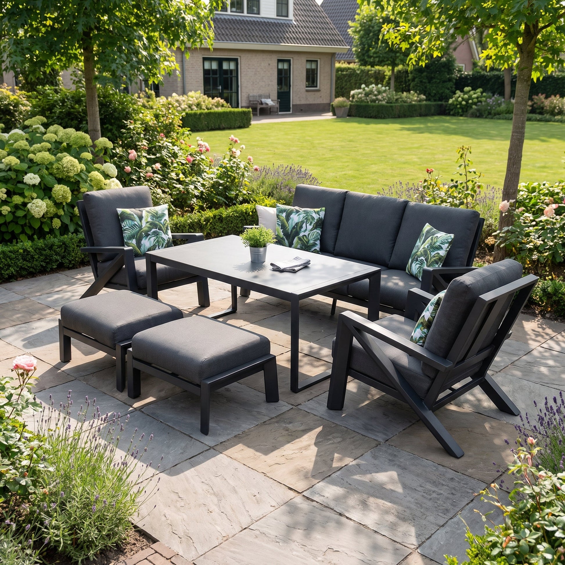 Carini Dining Loungeset Black in een sfeervolle tuin