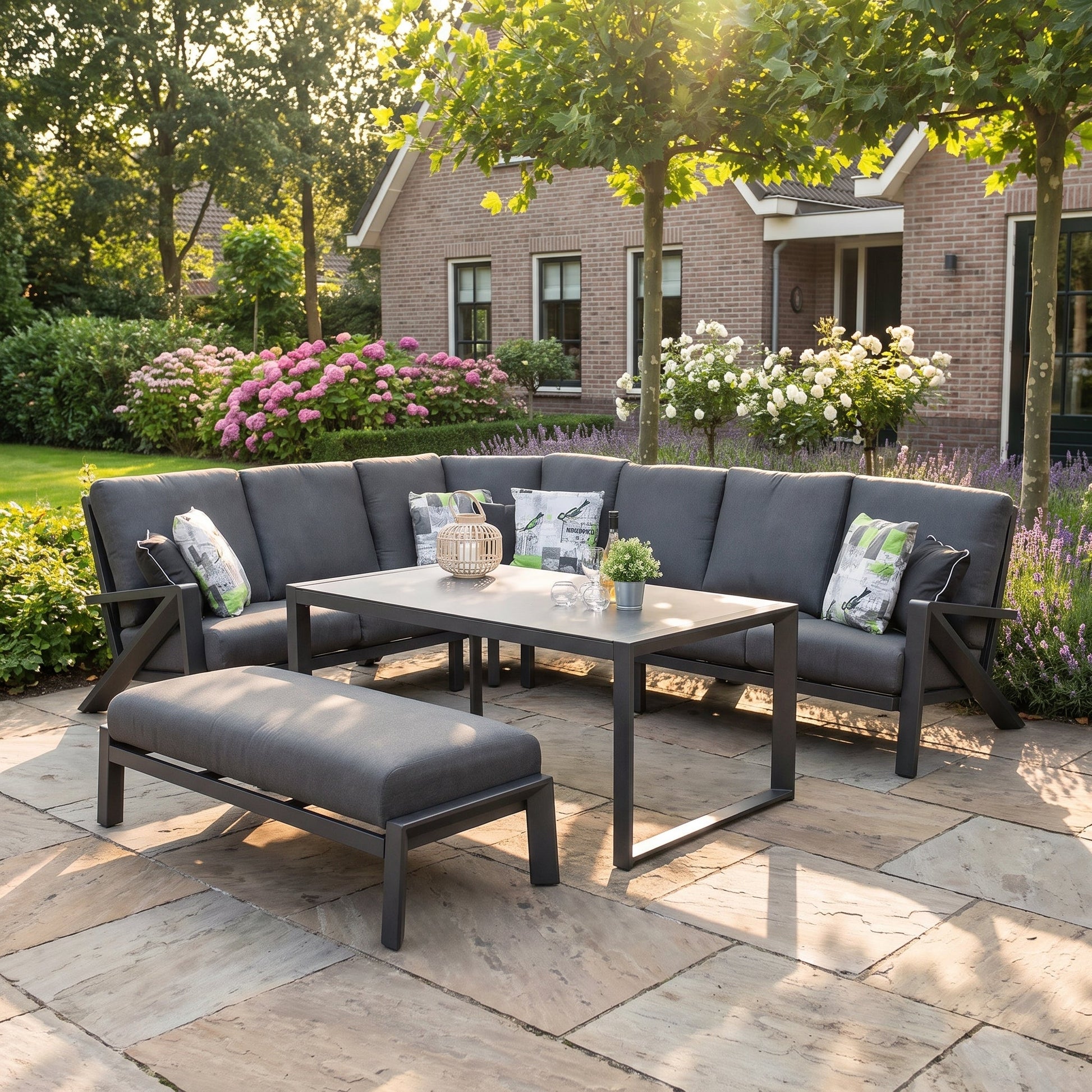 Carini Dining Hoek Loungeset Black in een sfeervolle tuin