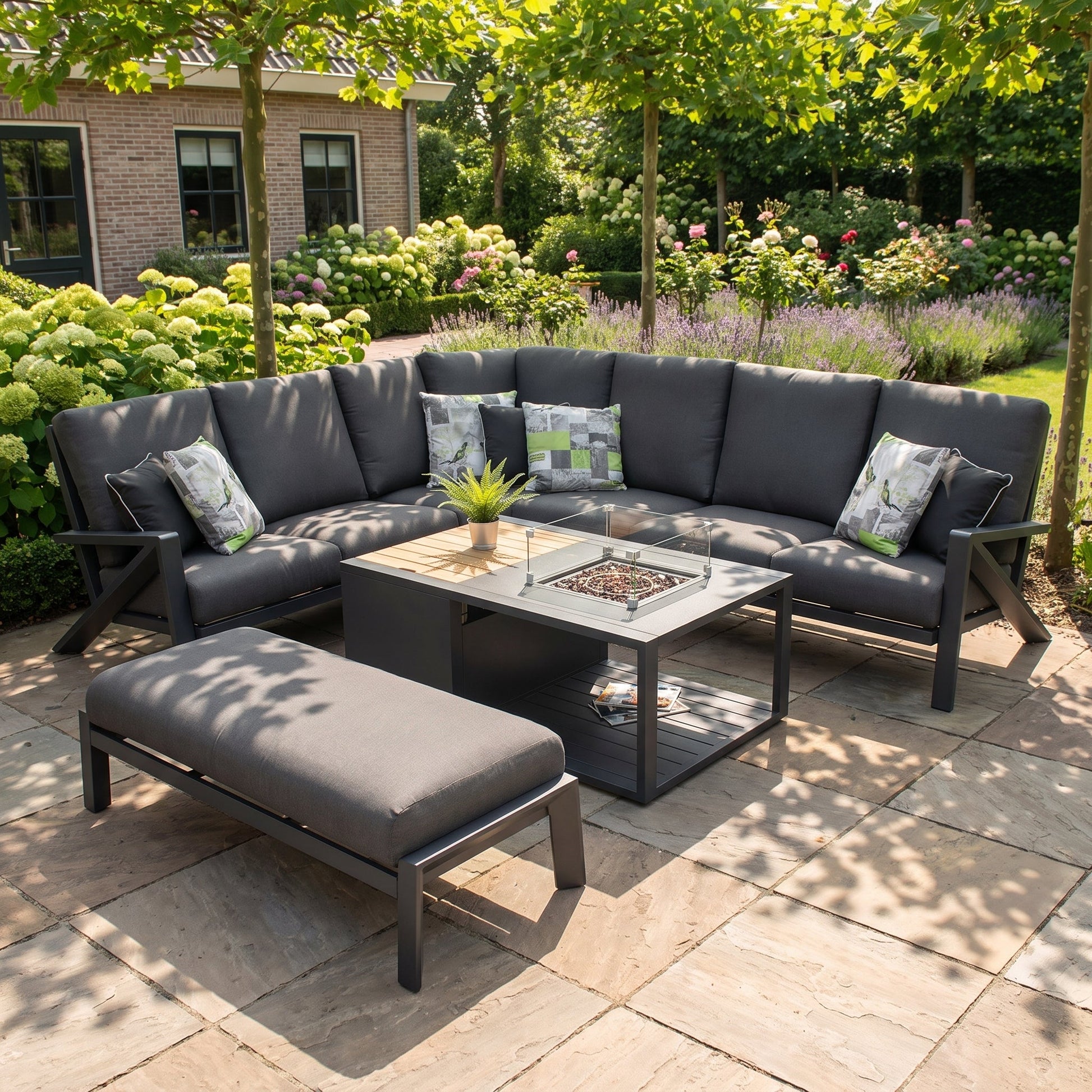 Carini Hoek Loungeset Black met vuurtafel in een sfeervolle tuin