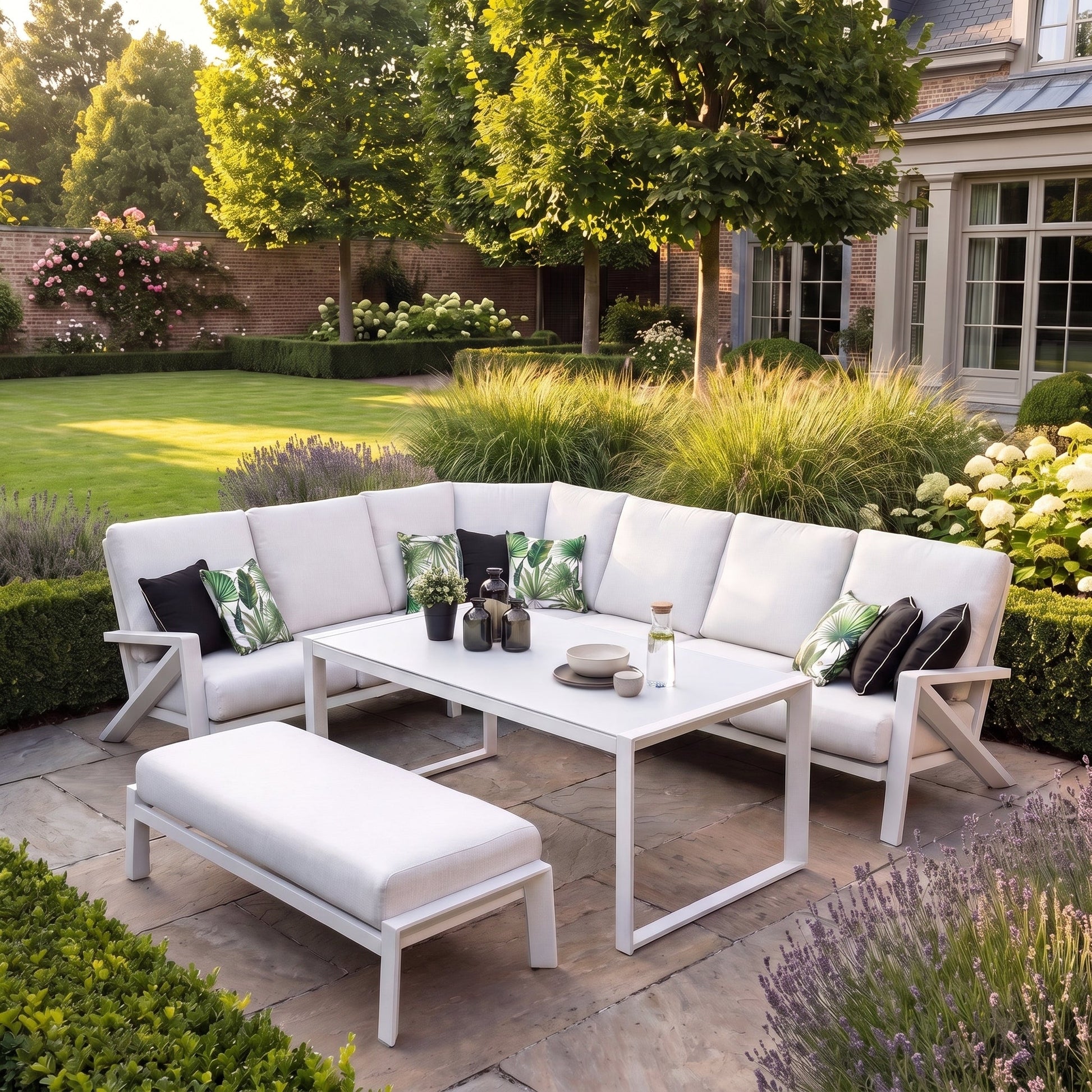 Carini Hoek Loungeset White met hoge tafel in een sfeervolle tuin
