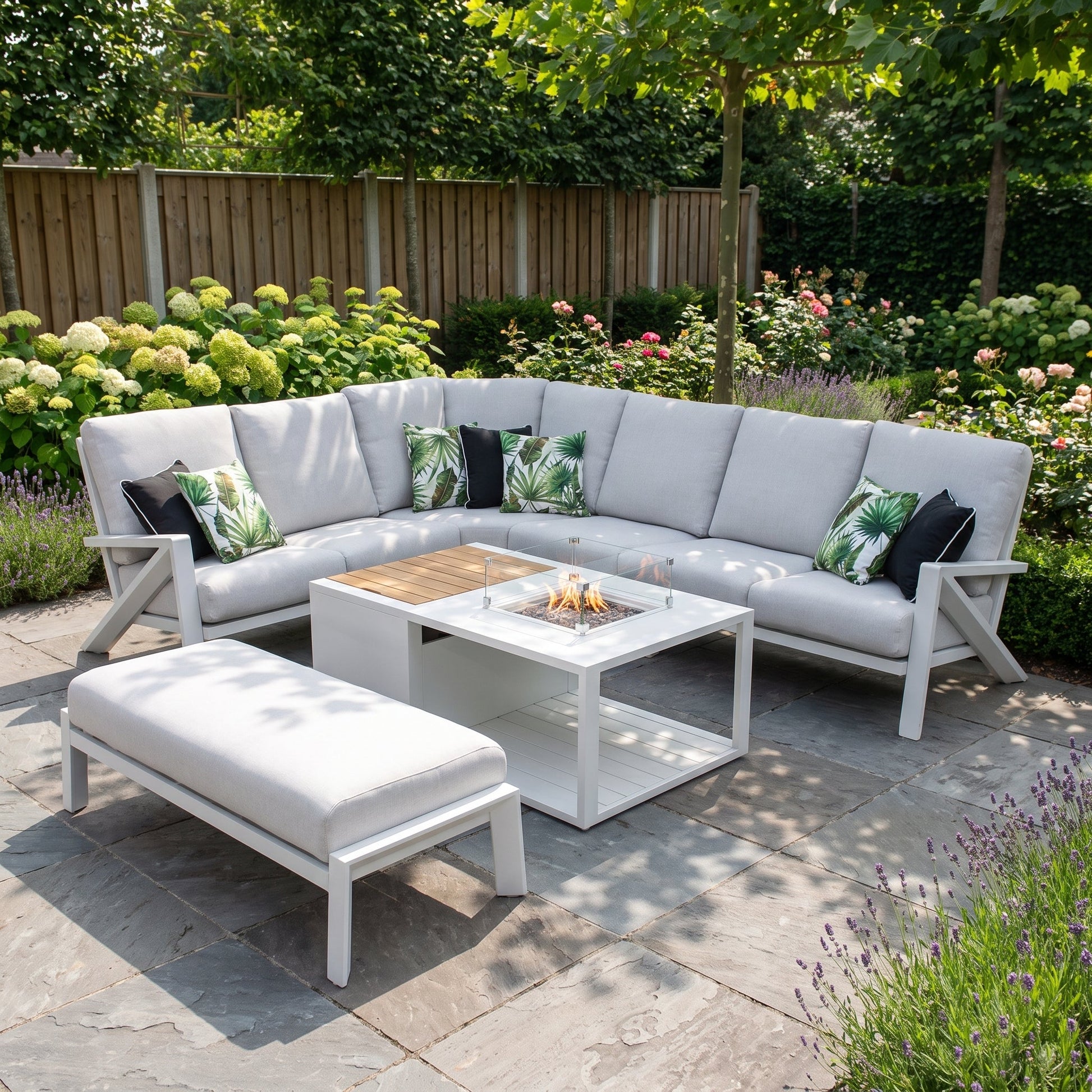 Carini Hoek Loungeset White met vuurtafel in een sfeervolle tuin