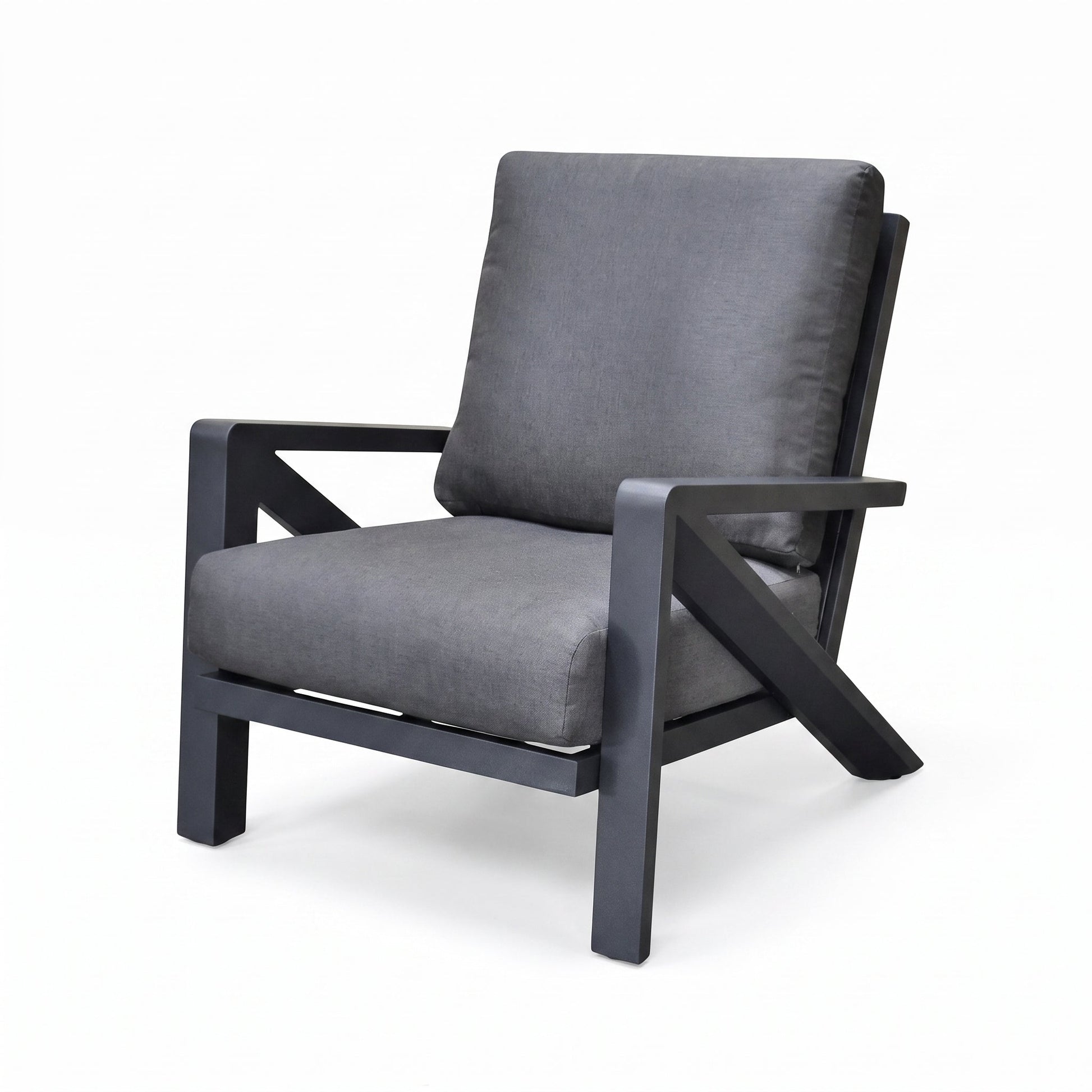 Carini Loungestoel - Black in een sfeervolle tuin - Outnest tuinmeubelen