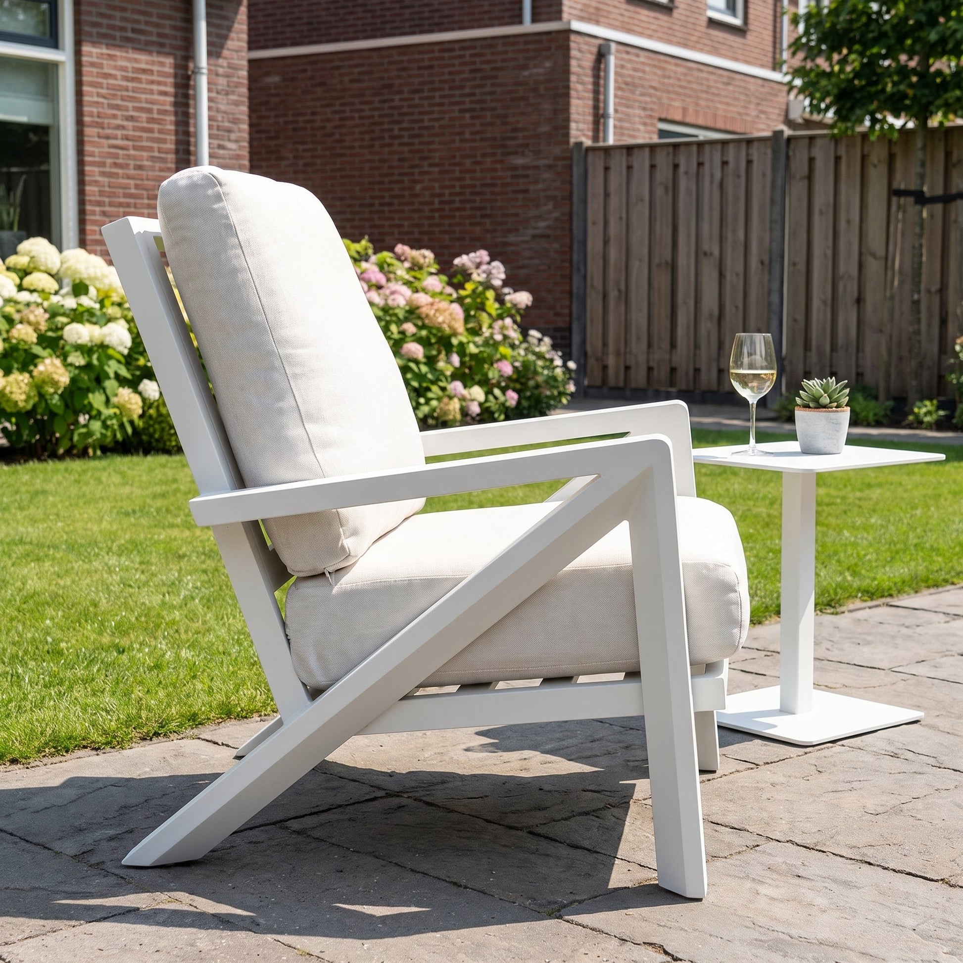 Carini Loungestoel - White in een sfeervolle tuin - Outnest tuinmeubelen