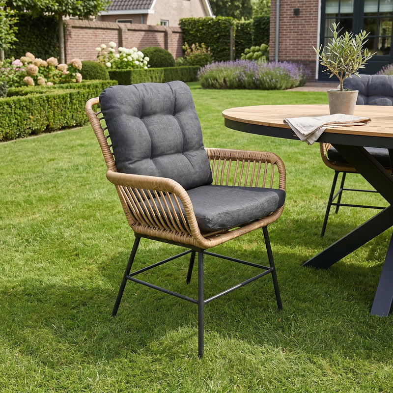 Carlton Tuinstoel | Dining - Bamboo in een sfeervolle tuin - Outnest tuinmeubelen