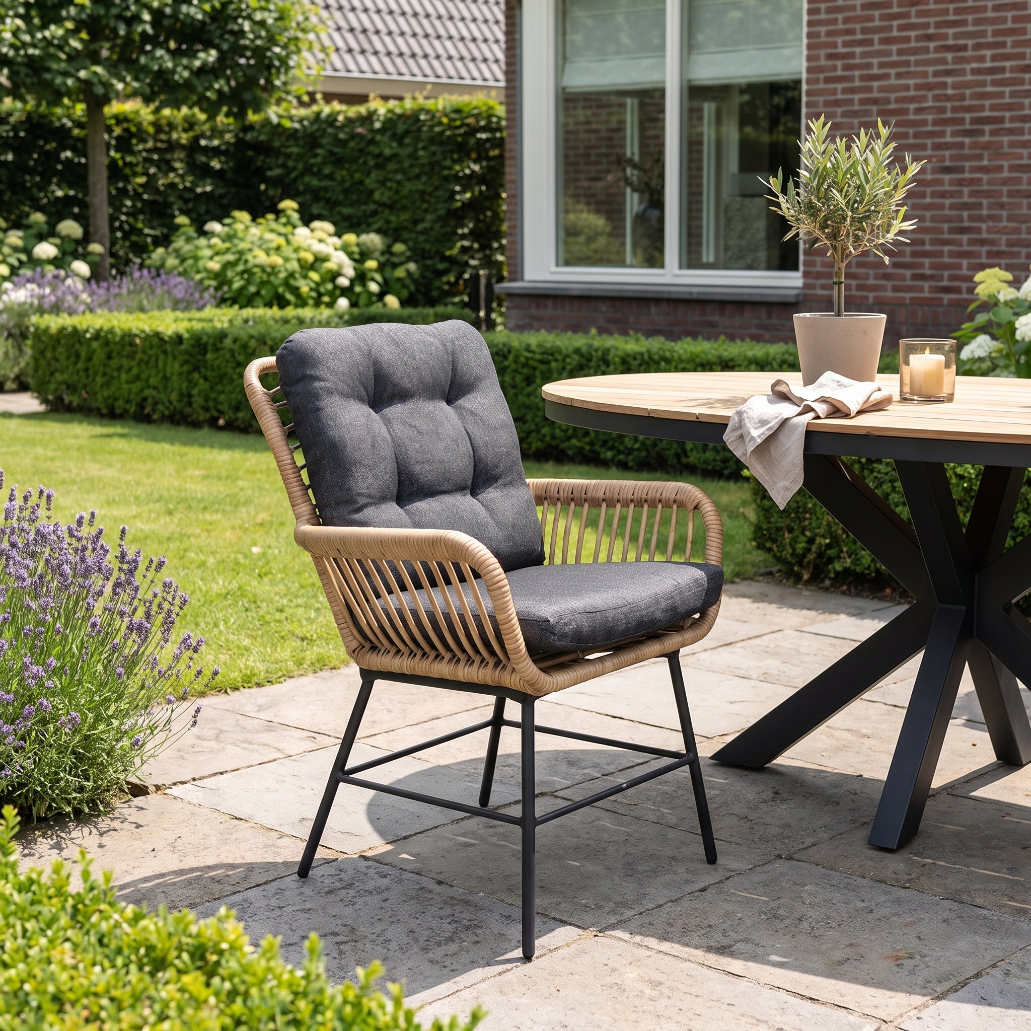Carlton Tuinstoel | Dining - Bamboo in een sfeervolle tuin - Outnest tuinmeubelen