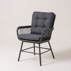 Carlton Tuinstoel | Dining - Charcoal in een sfeervolle tuin - Outnest tuinmeubelen