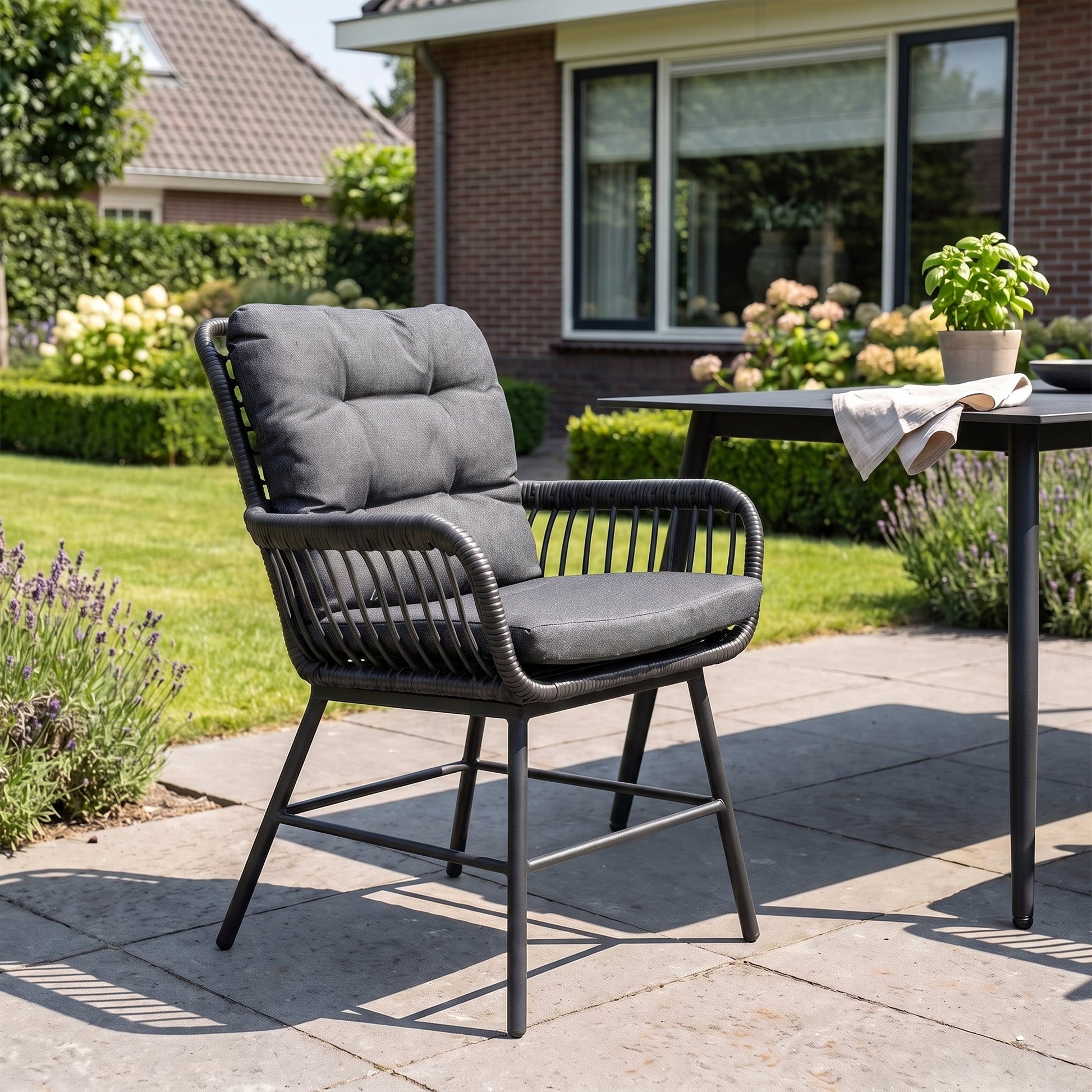 Carlton Tuinstoel | Dining - Charcoal in een sfeervolle tuin - Outnest tuinmeubelen