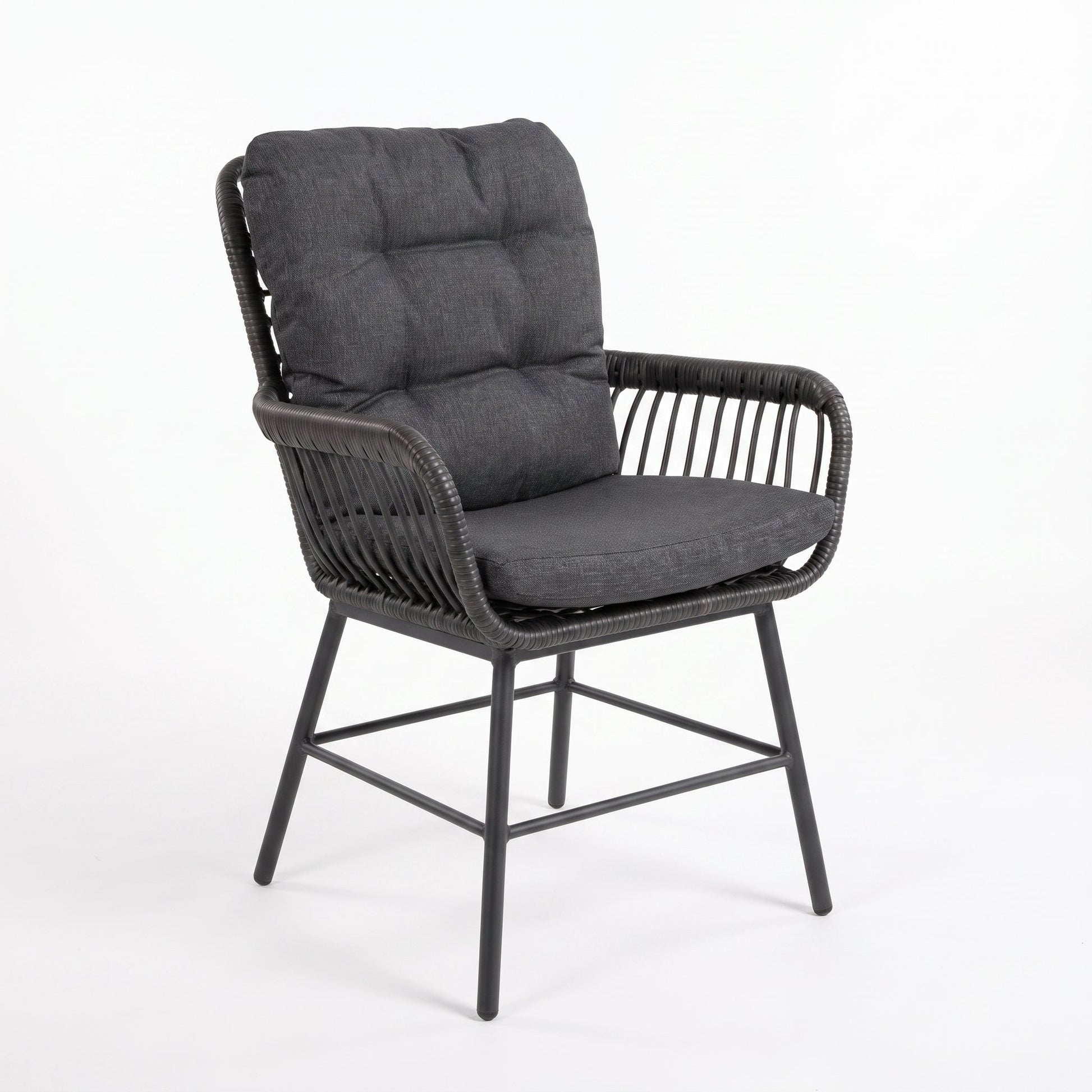 Carlton Tuinstoel | Dining - Charcoal in een sfeervolle tuin - Outnest tuinmeubelen