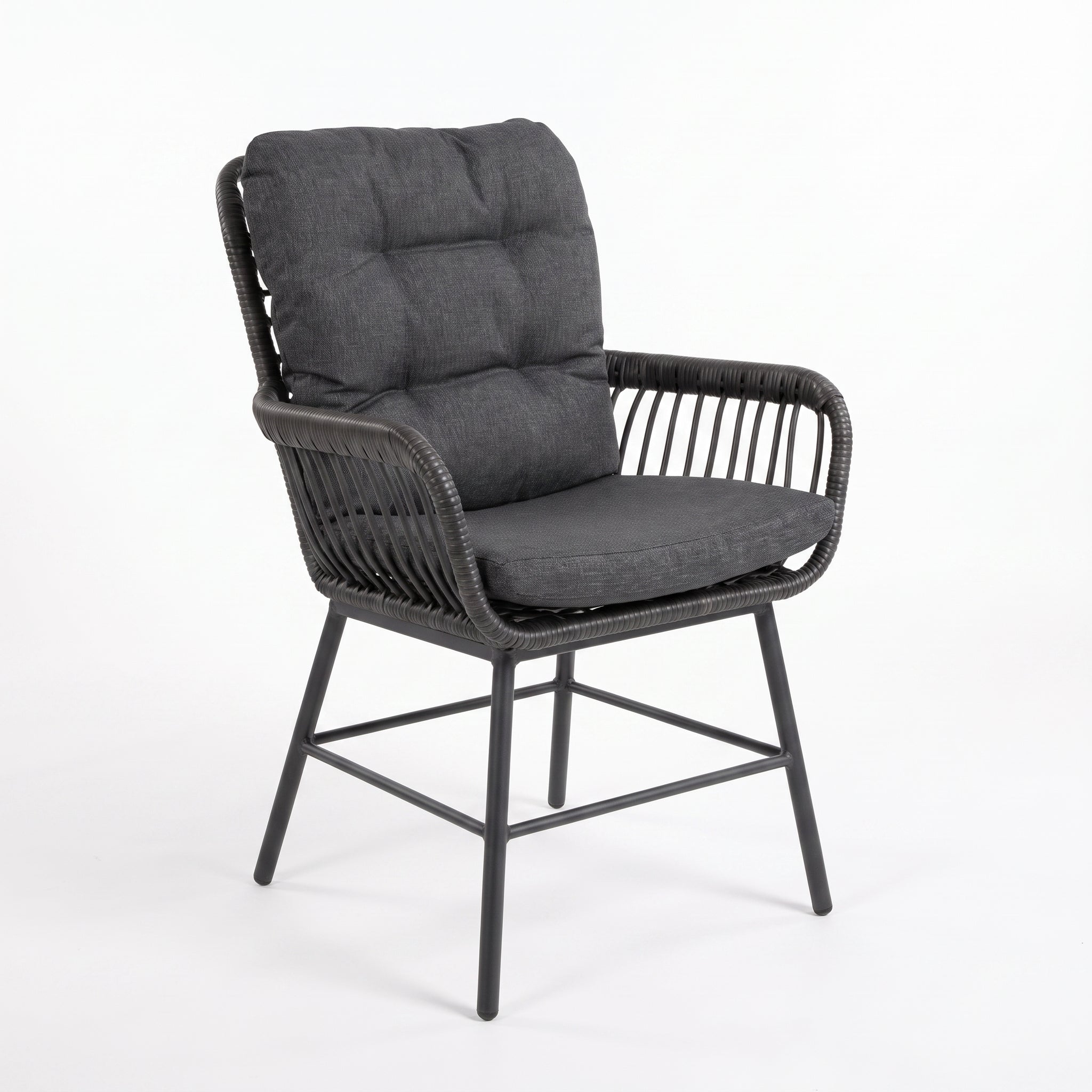 Carlton Tuinstoel | Dining - Charcoal in een sfeervolle tuin - Outnest tuinmeubelen