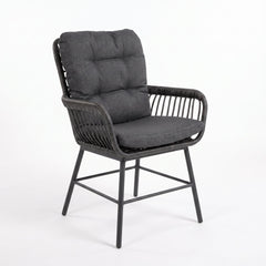 Carlton Tuinstoel | Dining - Charcoal in een sfeervolle tuin - Outnest tuinmeubelen