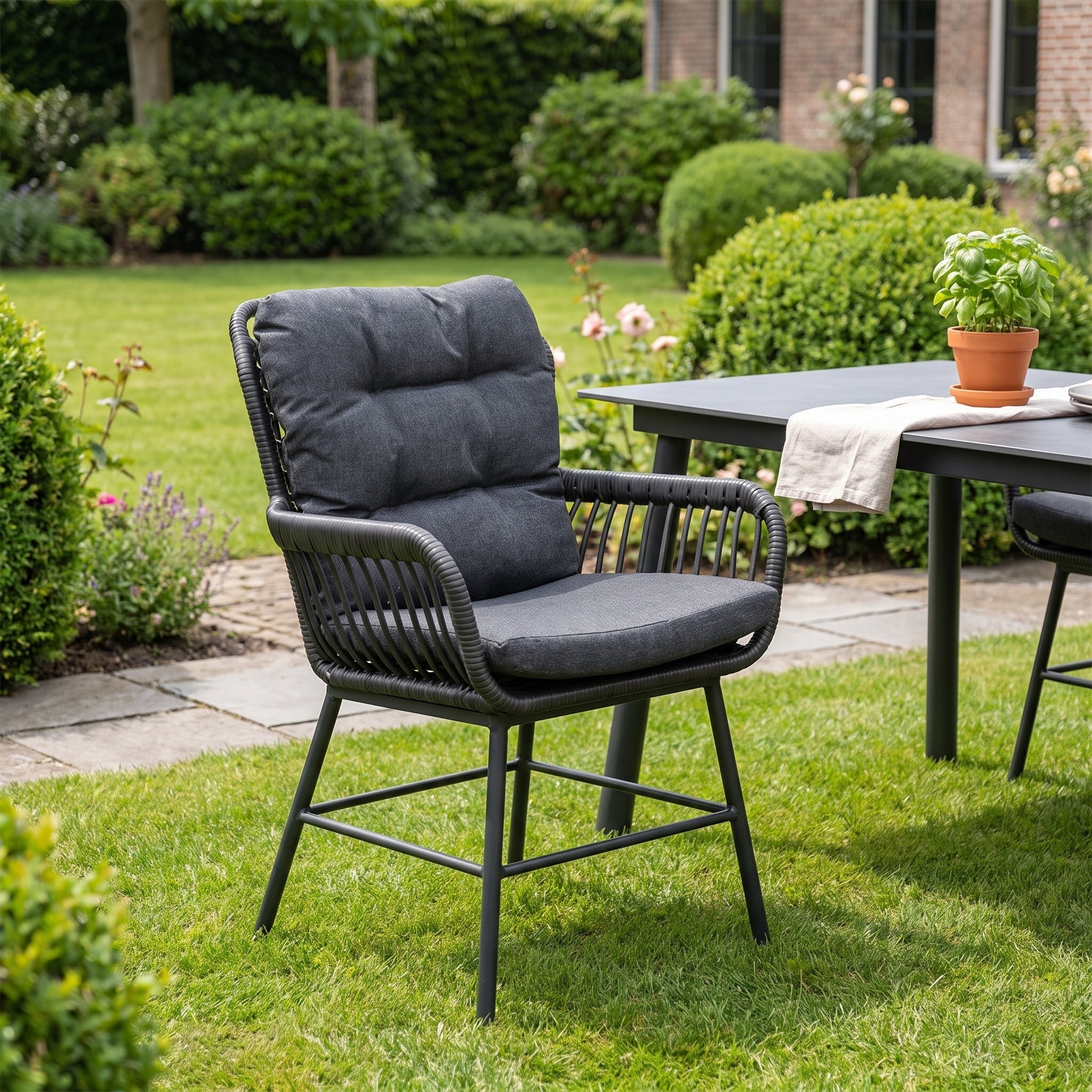 Carlton Tuinstoel | Dining - Charcoal in een sfeervolle tuin - Outnest tuinmeubelen