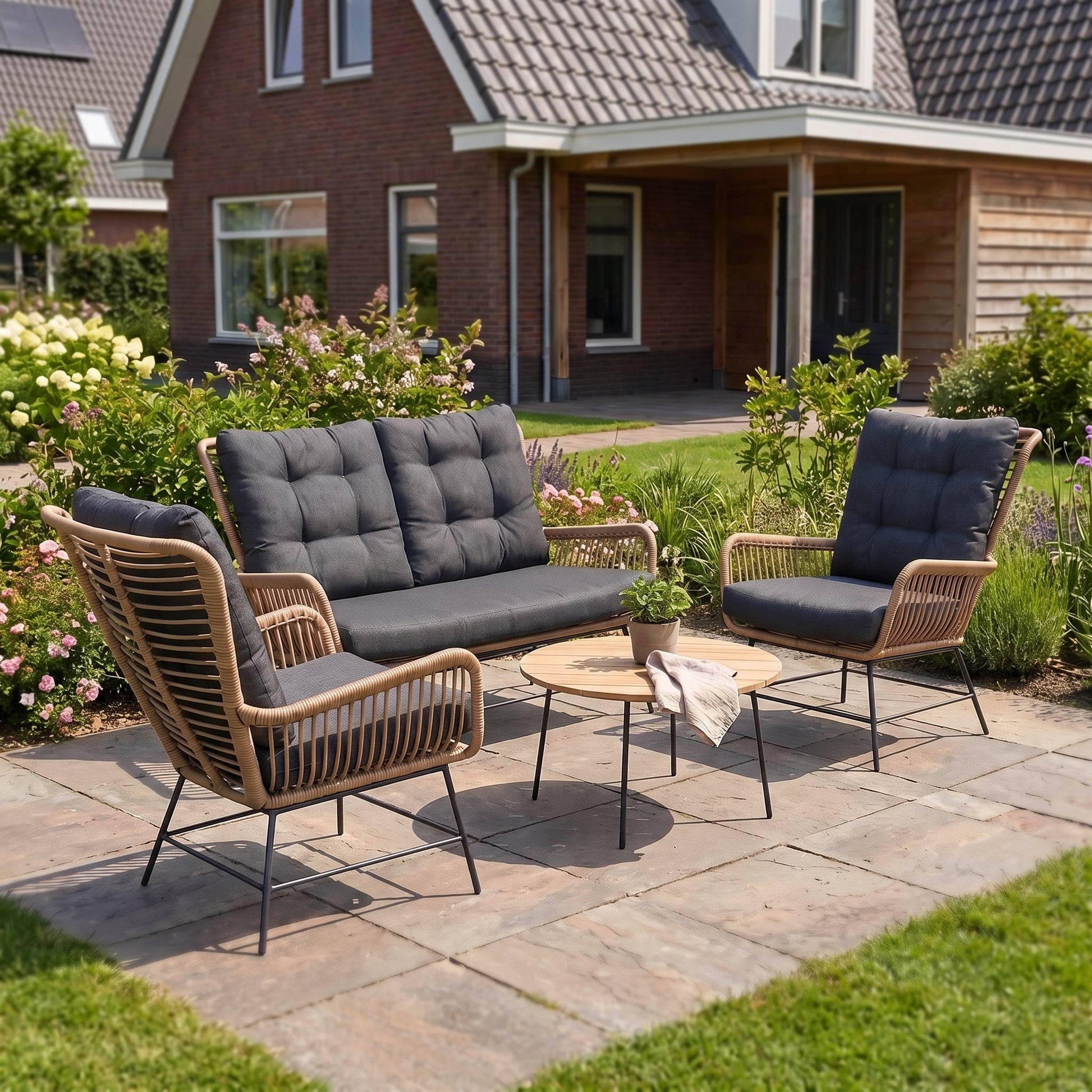 Carlton Loungeset 2-zits + 2 stoelen - Bamboo / Bamboo in een sfeervolle tuin - Outnest tuinmeubelen