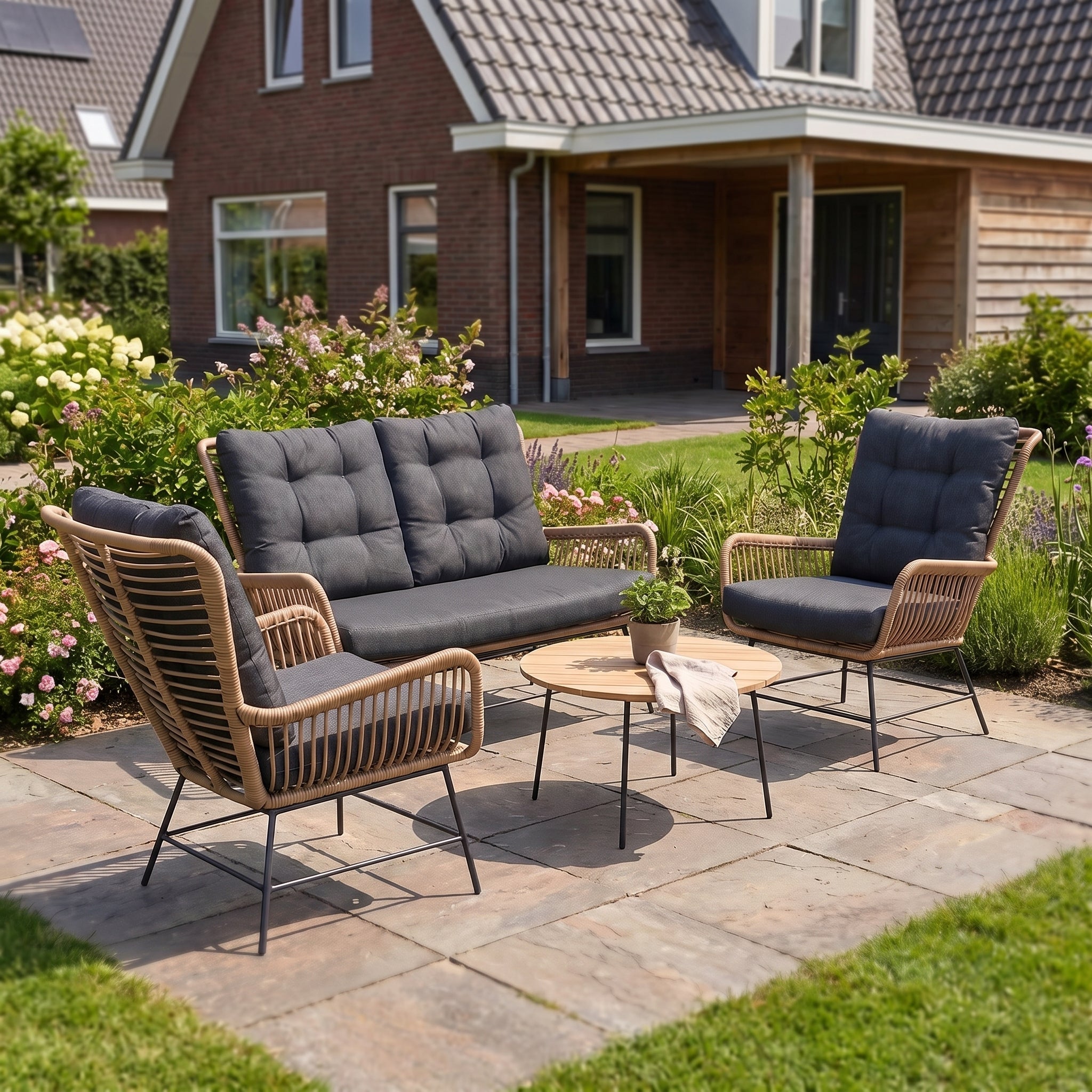 Carlton Loungeset 2-zits + 2 stoelen - Bamboo / Bamboo in een sfeervolle tuin - Outnest tuinmeubelen