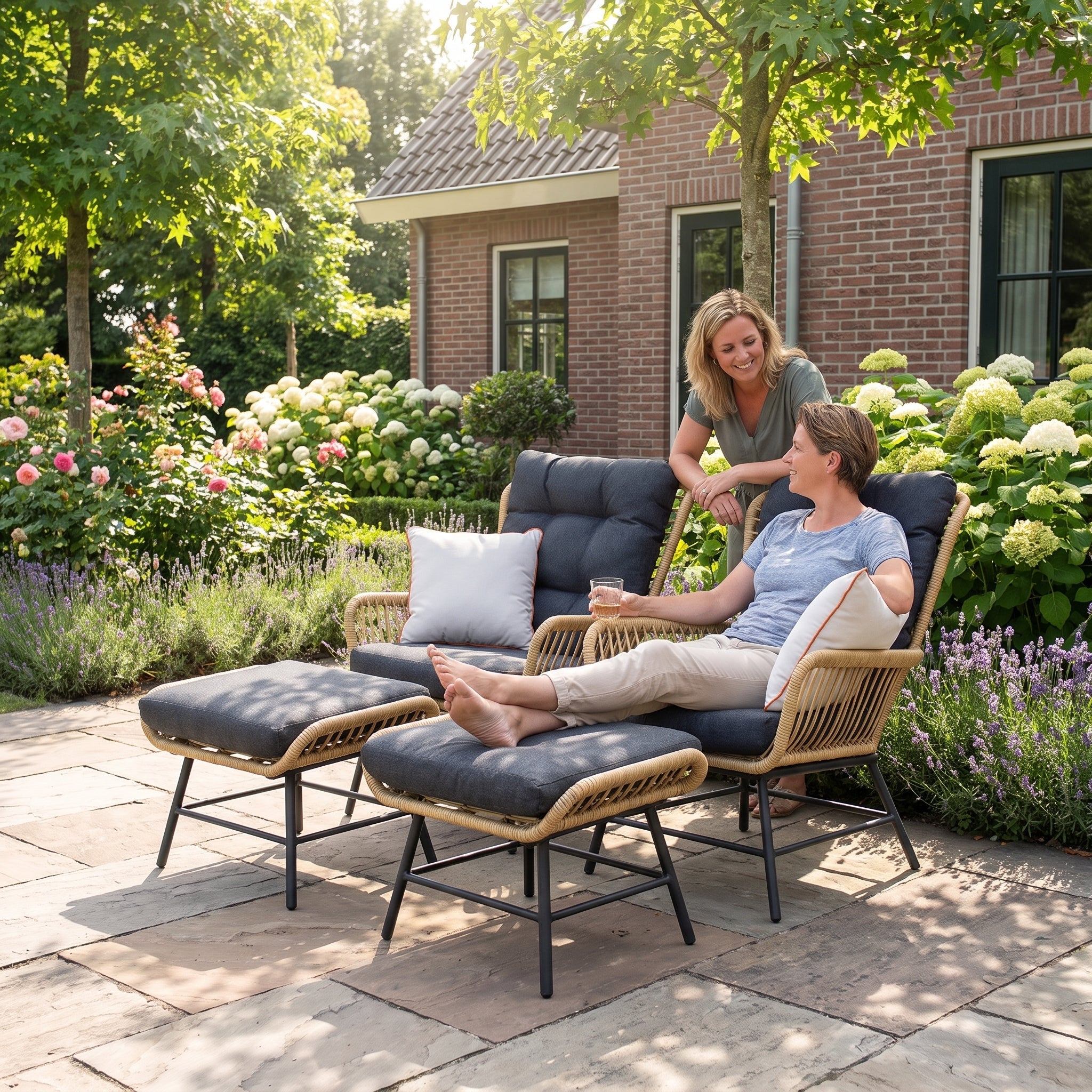 Carlton Loungeset - Bamboo in een sfeervolle tuin - Outnest tuinmeubelen