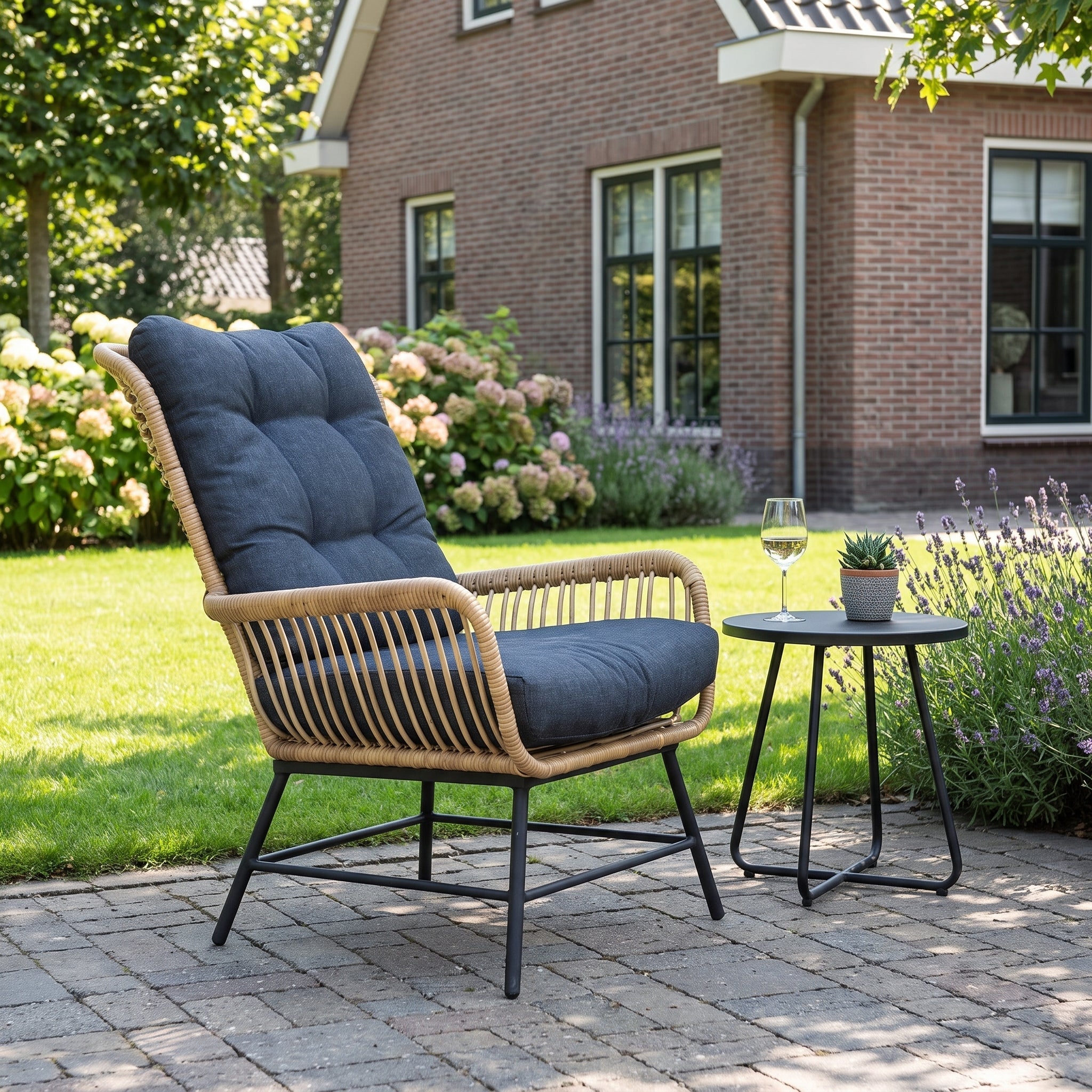 Carlton Loungestoel - Bamboo in een sfeervolle tuin - Outnest tuinmeubelen
