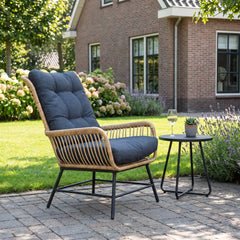 Carlton Loungestoel - Bamboo in een sfeervolle tuin - Outnest tuinmeubelen
