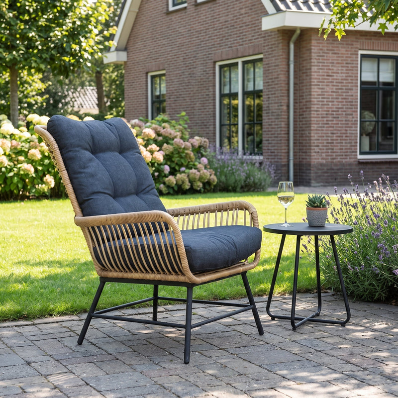 Carlton Loungestoel - Bamboo in een sfeervolle tuin - Outnest tuinmeubelen
