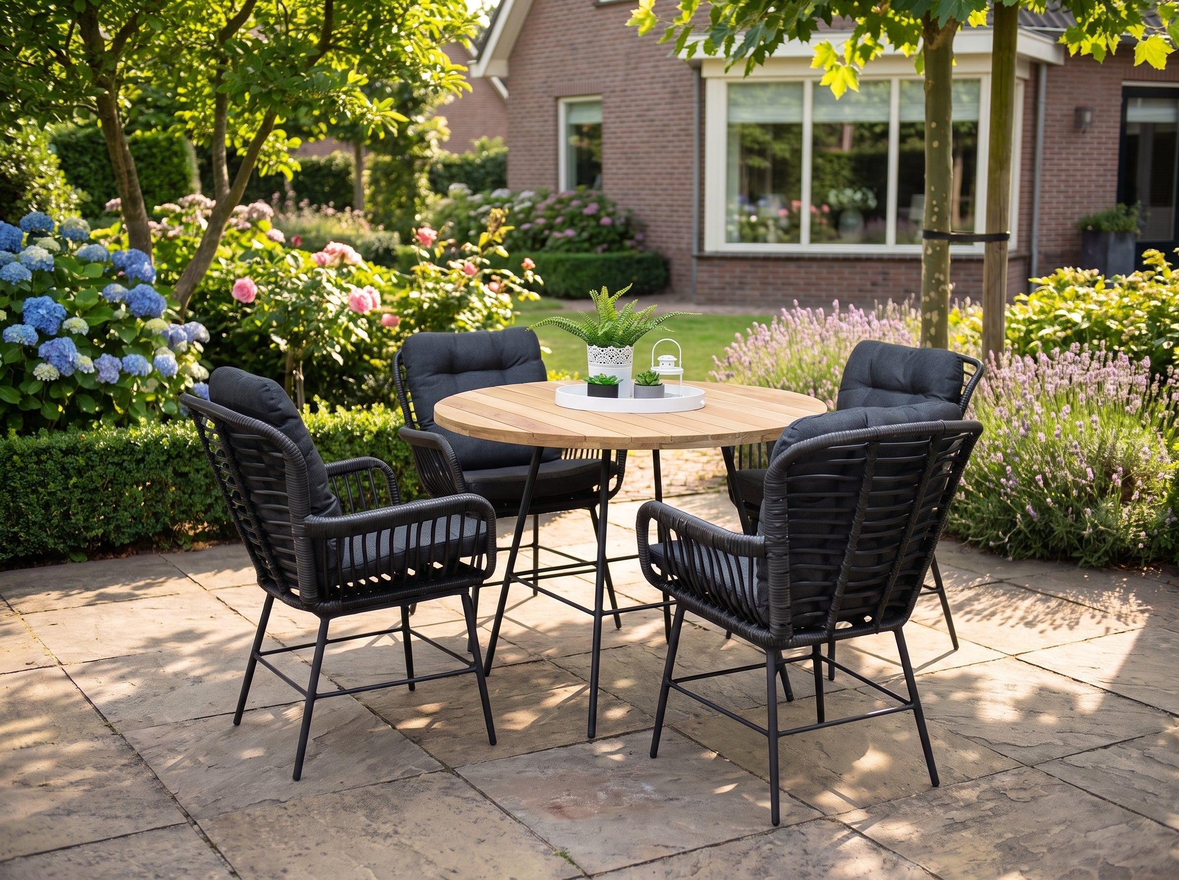 Carlton Tuinset 4 Personen - Teak / Charcoal in een sfeervolle tuin - Outnest tuinmeubelen