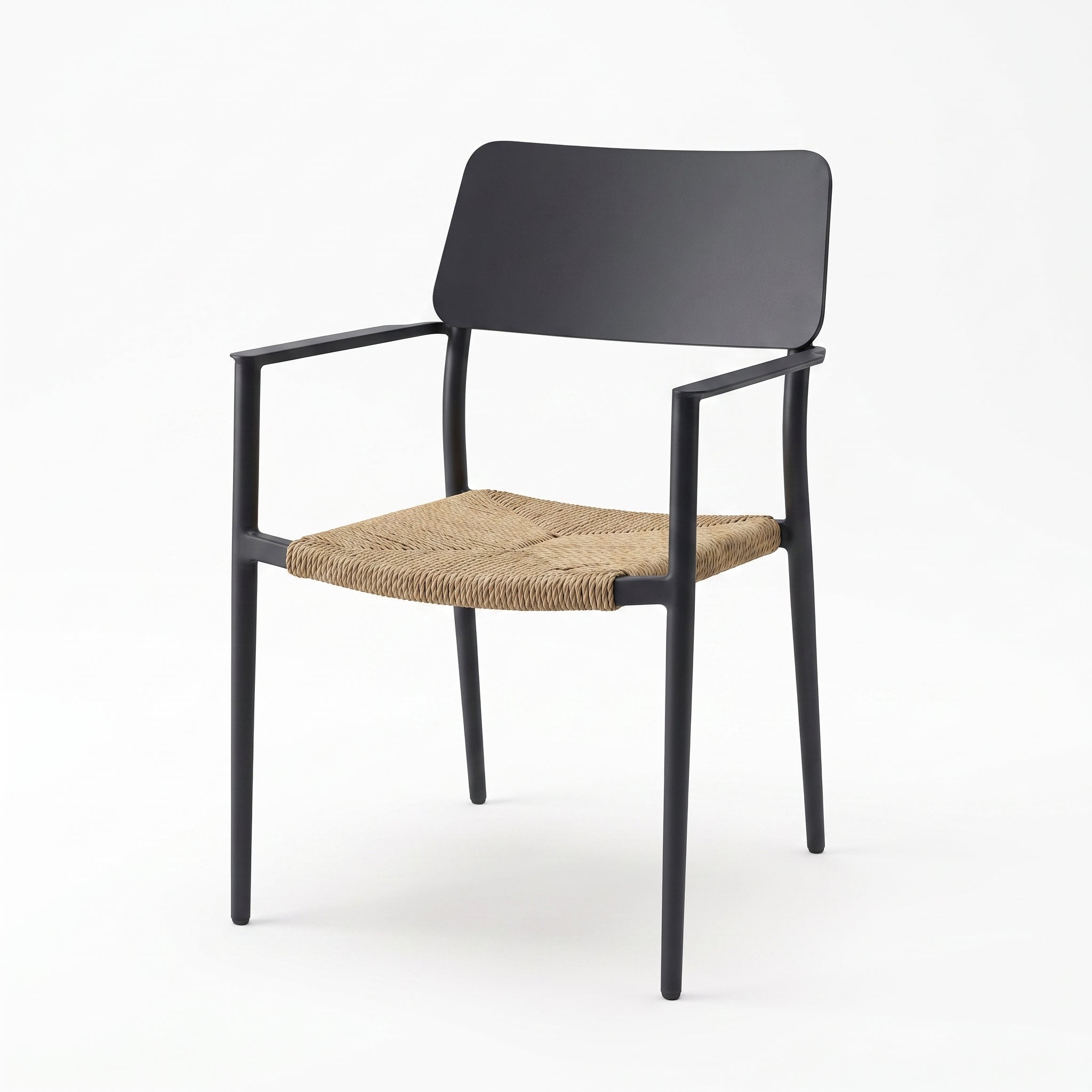 Chester Tuinstoel | Dining - Anthracite in een sfeervolle tuin - Outnest tuinmeubelen