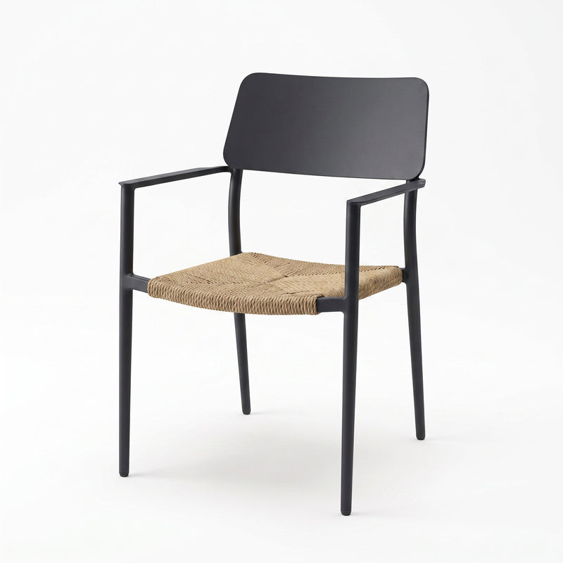 Chester Tuinstoel | Dining - Anthracite in een sfeervolle tuin - Outnest tuinmeubelen