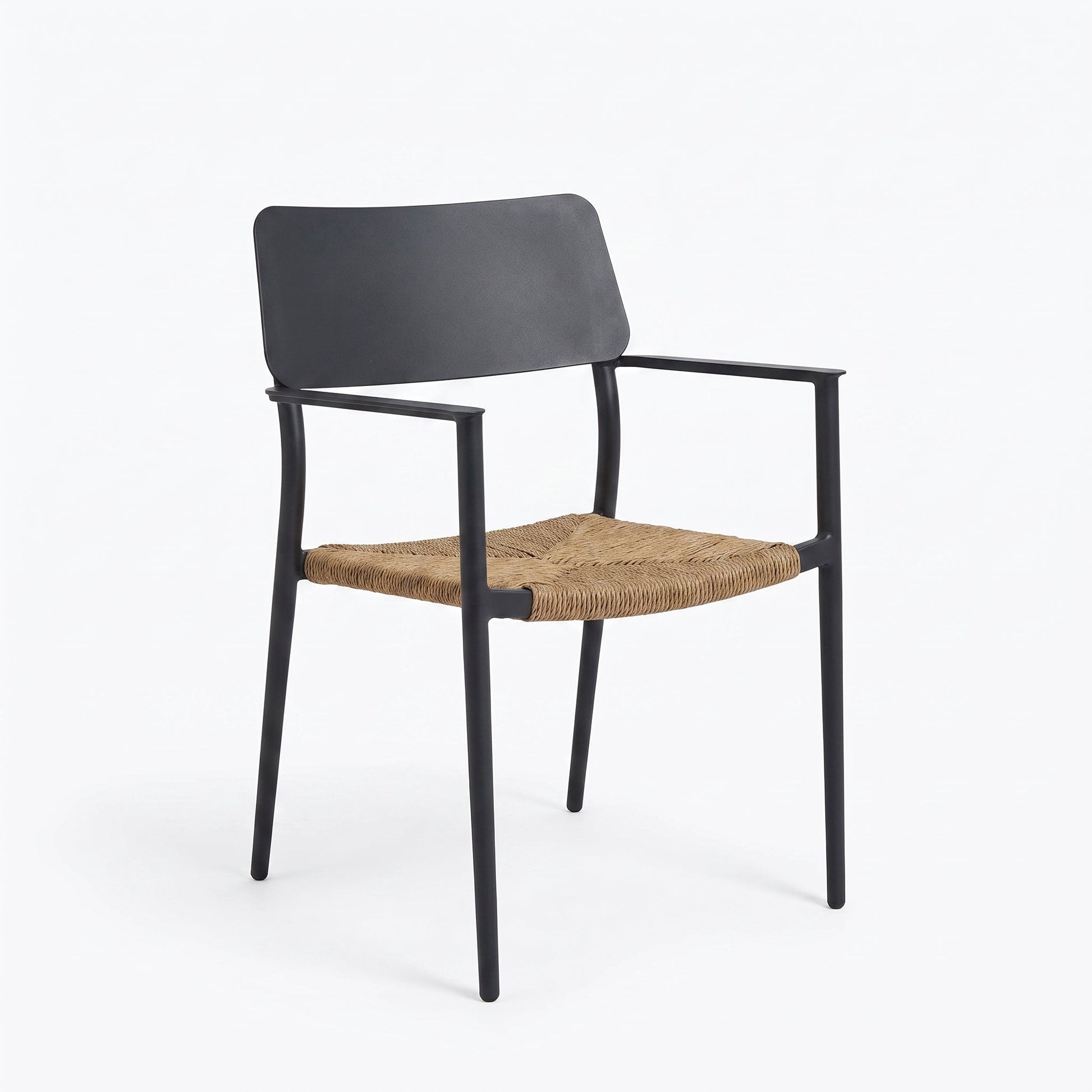 Chester Tuinstoel | Dining - Anthracite in een sfeervolle tuin - Outnest tuinmeubelen