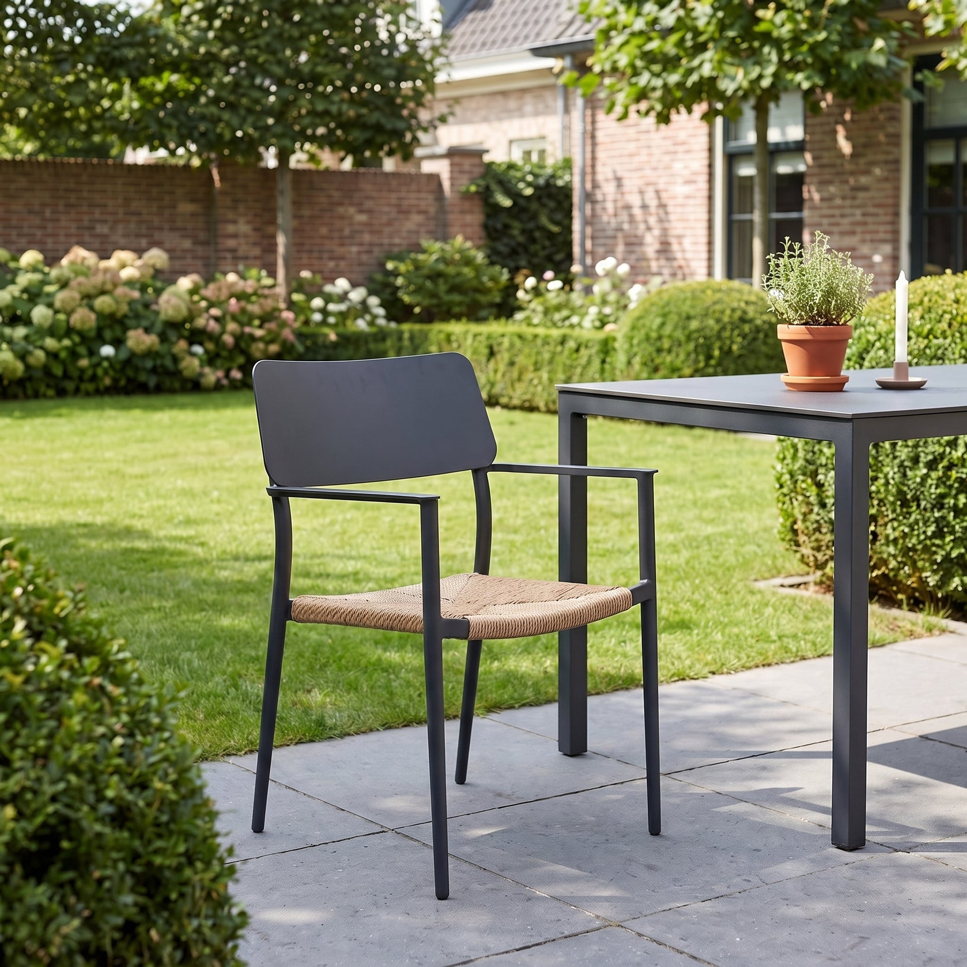 Chester Tuinstoel | Dining - Anthracite in een sfeervolle tuin - Outnest tuinmeubelen