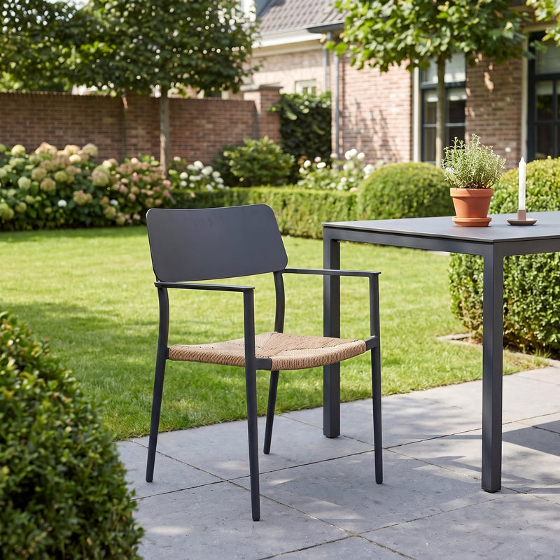 Chester Tuinstoel | Dining - Anthracite in een sfeervolle tuin - Outnest tuinmeubelen