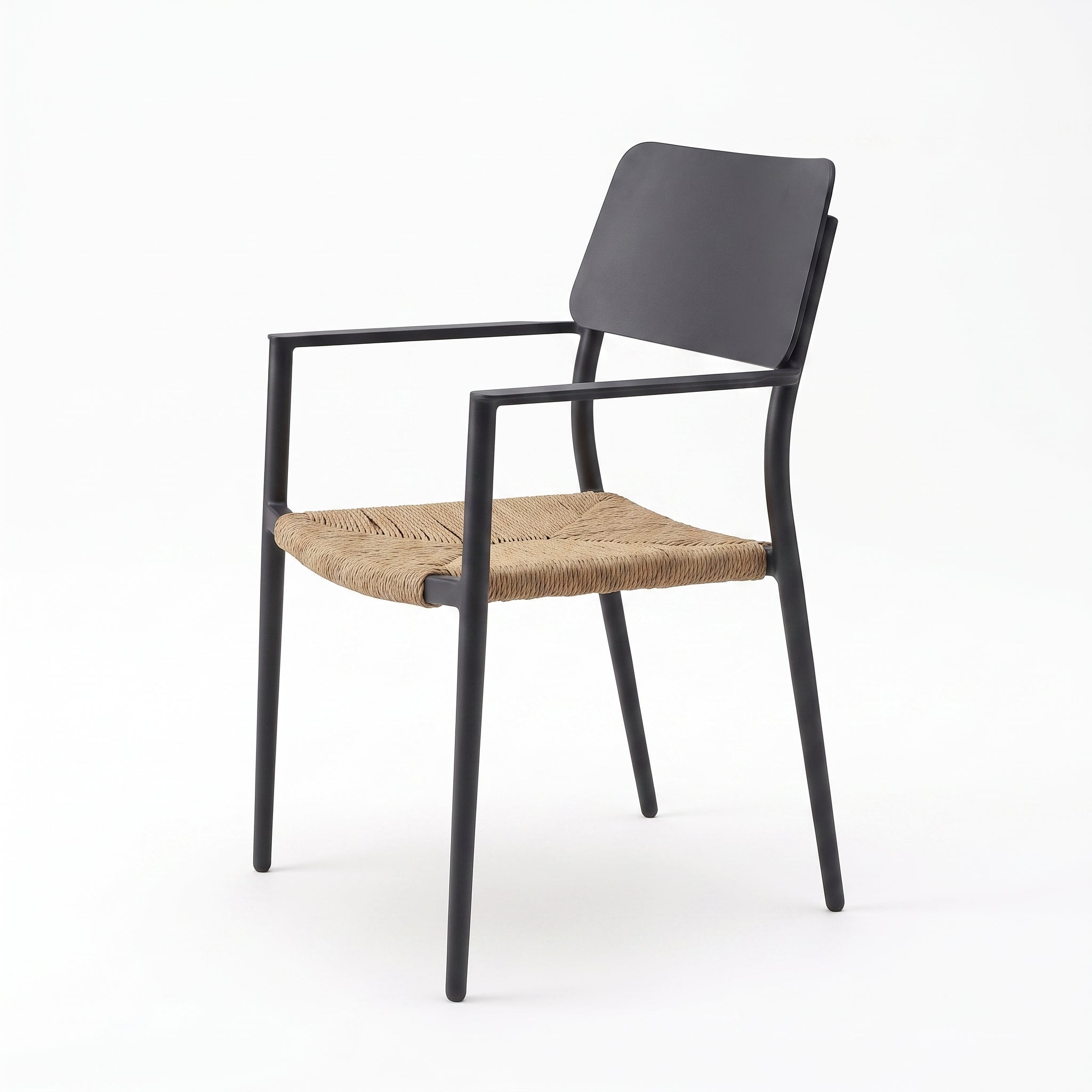 Chester Tuinstoel | Dining - Anthracite in een sfeervolle tuin - Outnest tuinmeubelen