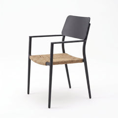 Chester Tuinstoel | Dining - Anthracite in een sfeervolle tuin - Outnest tuinmeubelen